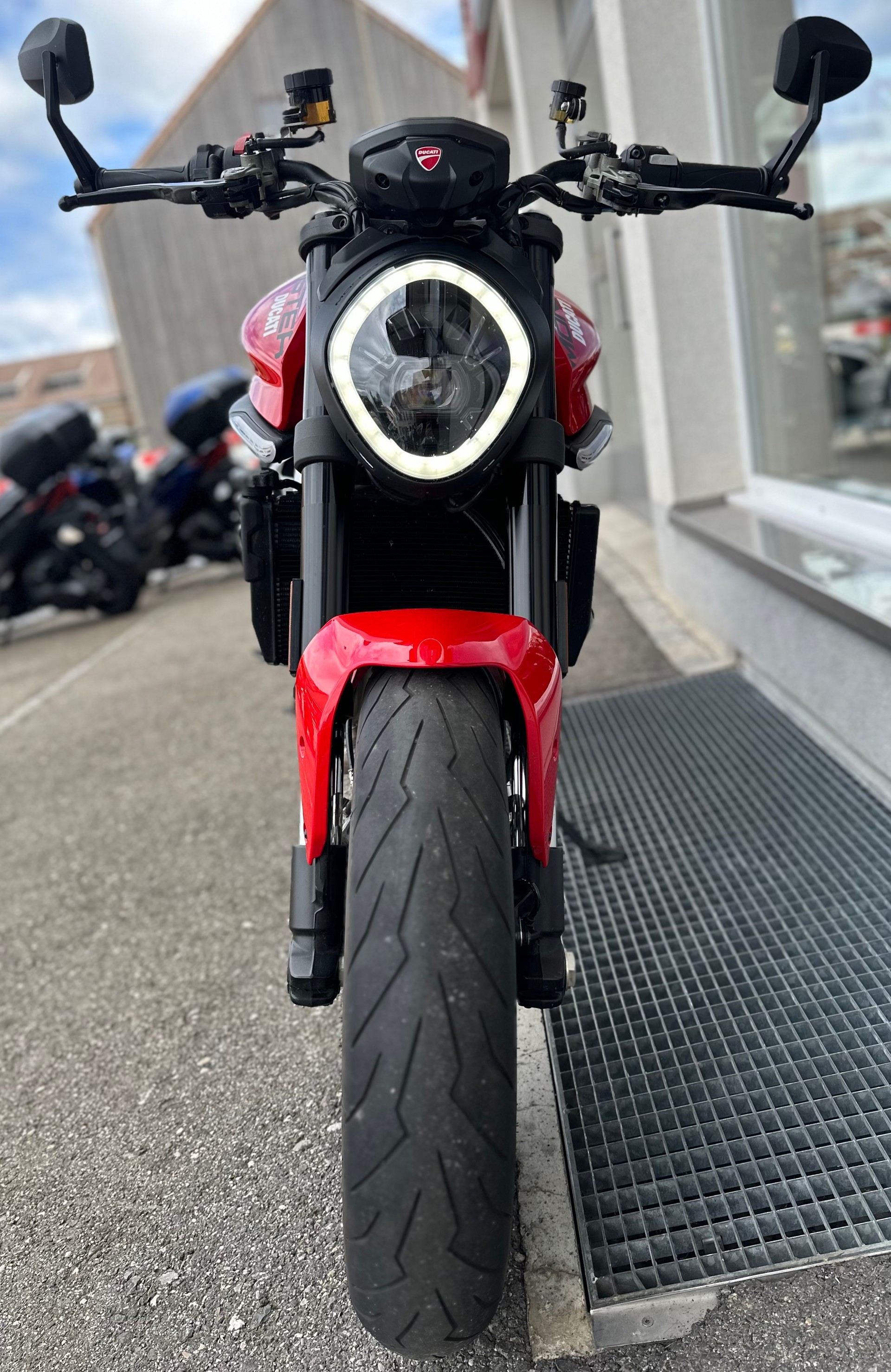 DUCATI Monster 937-showroom-element-1