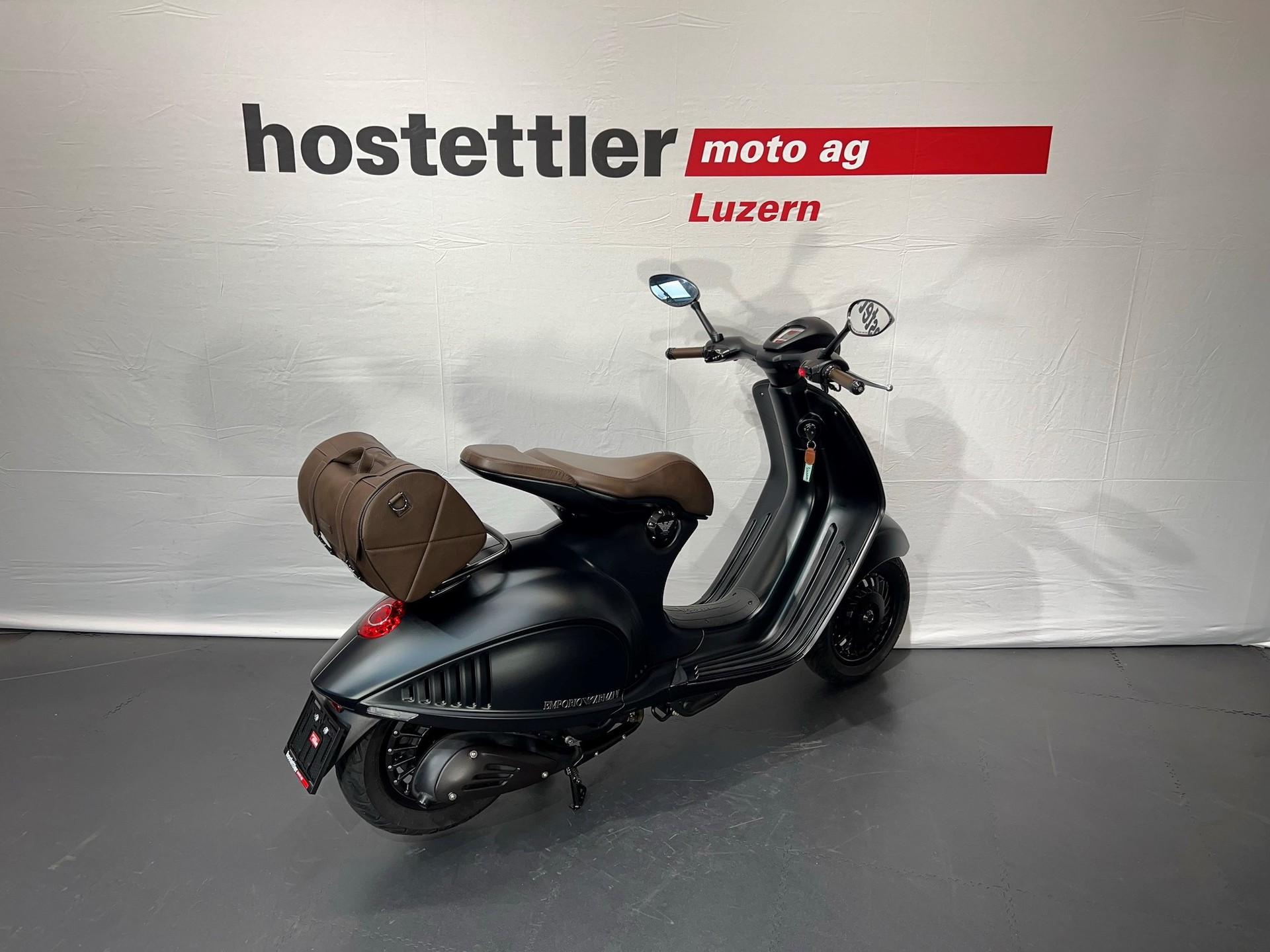 PIAGGIO Vespa 946 3V E. Armani-showroom-element-2