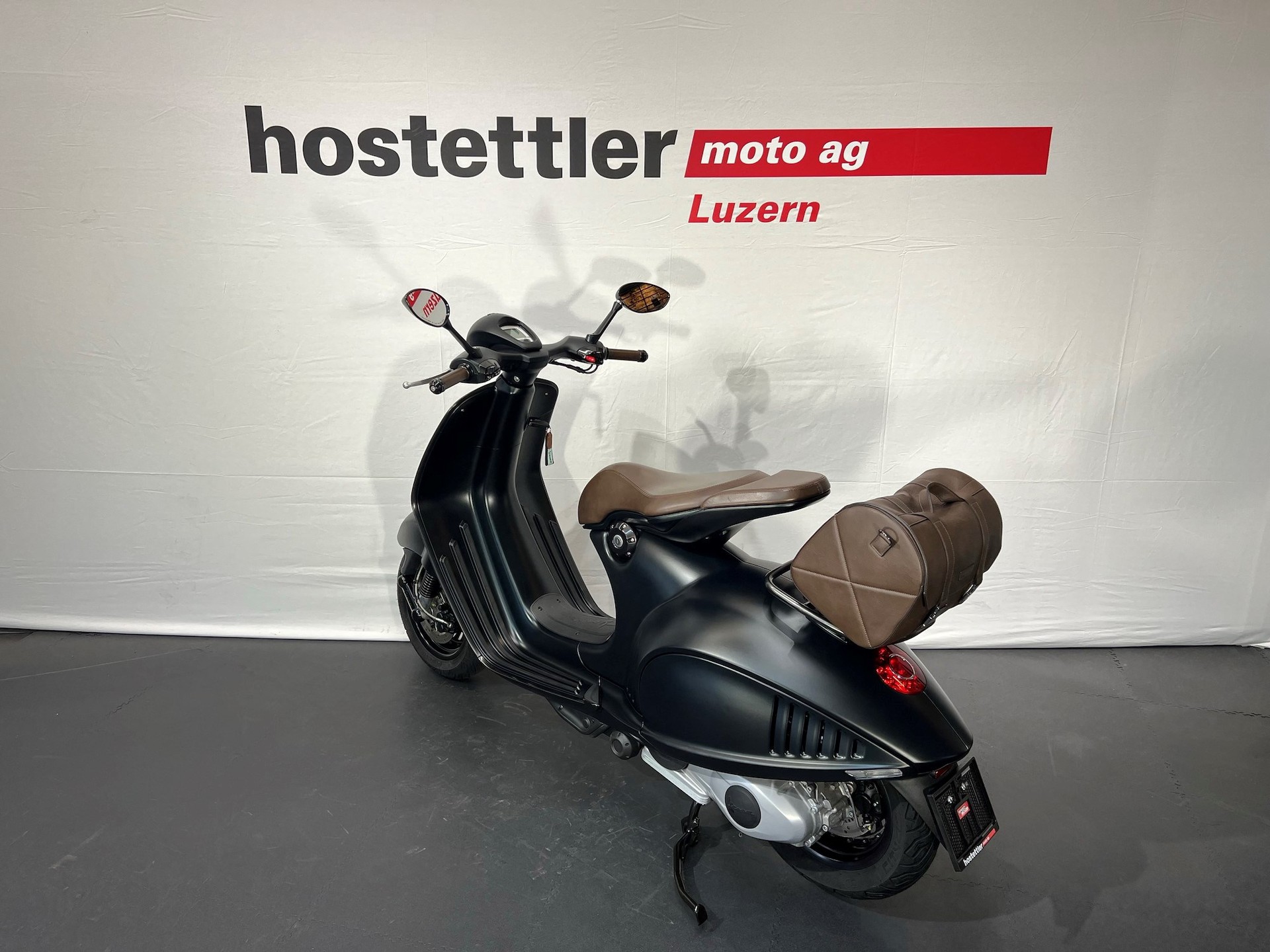 PIAGGIO Vespa 946 3V E. Armani-showroom-element-3