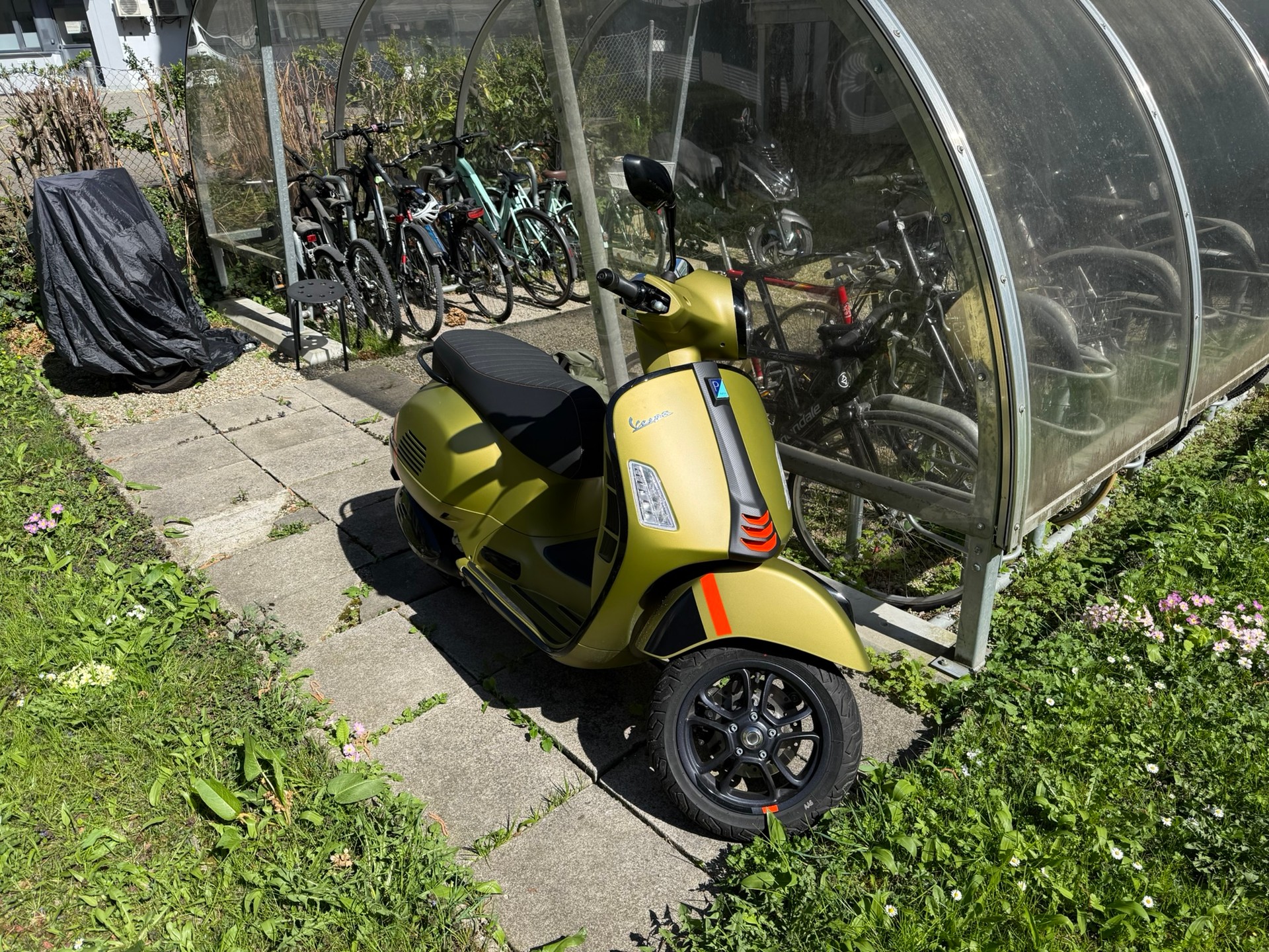 PIAGGIO Vespa GTS 300 Super Sport ABS-image-1