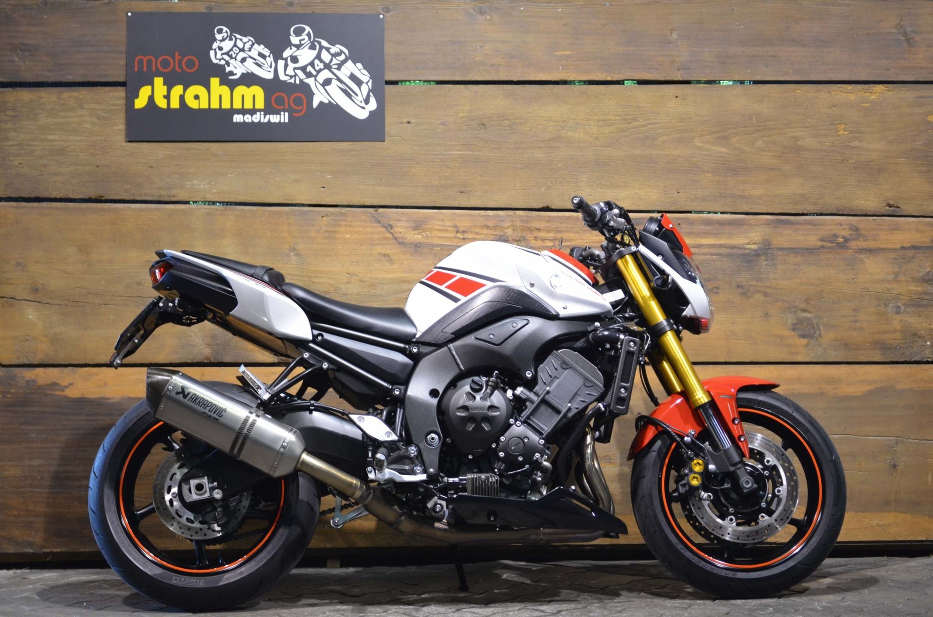YAMAHA FZ8 N ABS-showroom-element-1