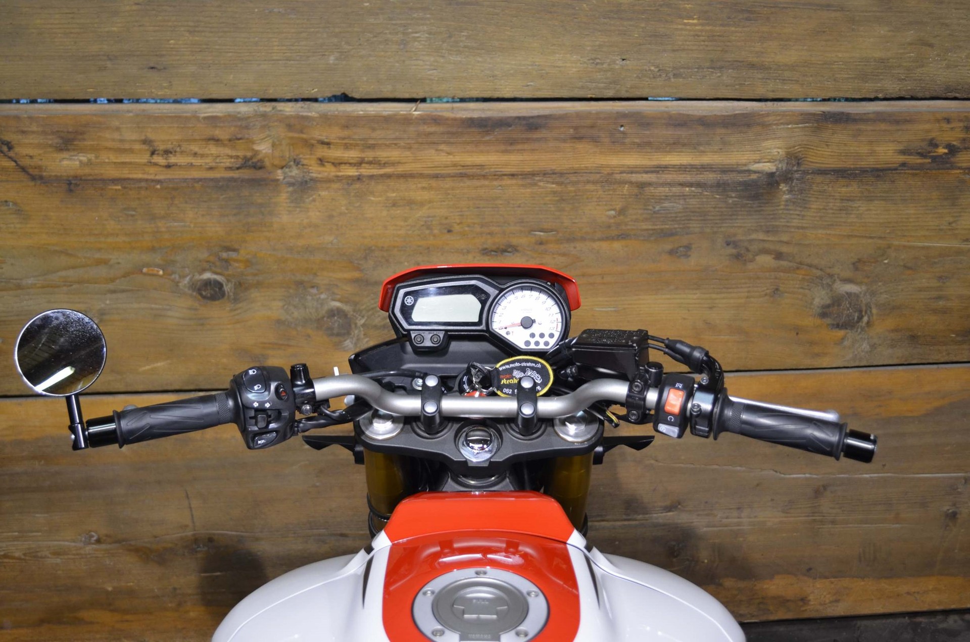 YAMAHA FZ8 N ABS-showroom-element-2