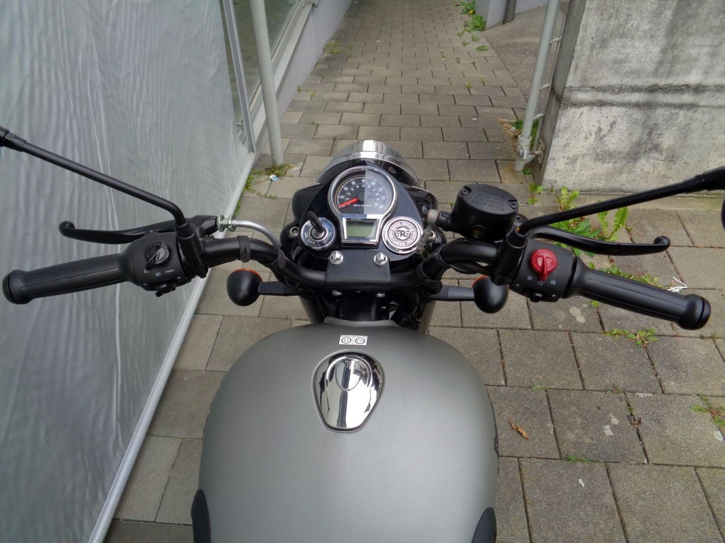 ROYAL ENFIELD CLASSIC 350 DARK E5-showroom-element-3