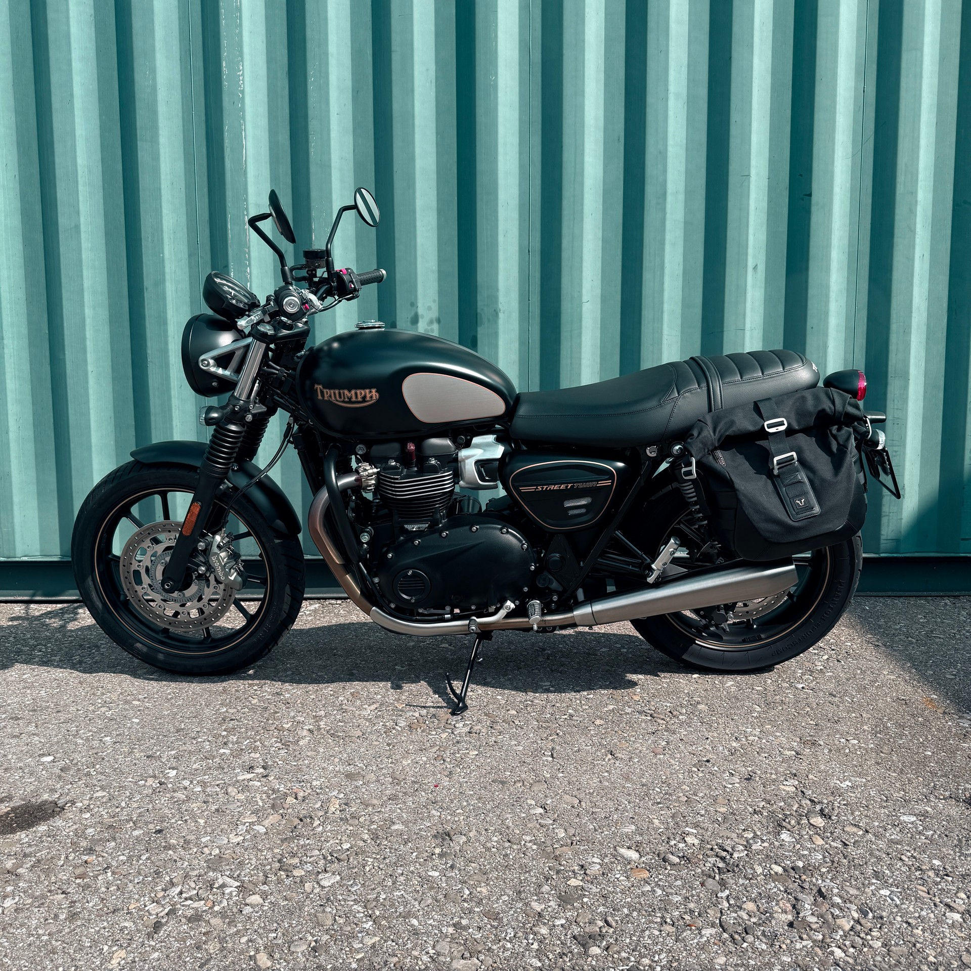 TRIUMPH Street Twin 900 Gold Line (35kW)-showroom-element-1