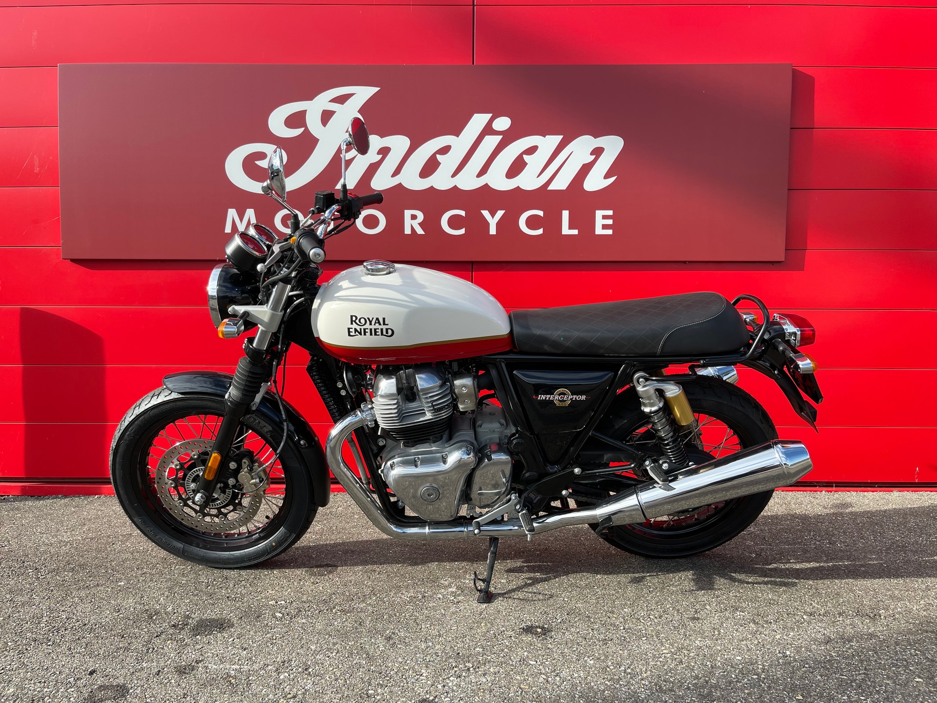 ROYAL ENFIELD Interceptor 650 Standard-showroom-element-3