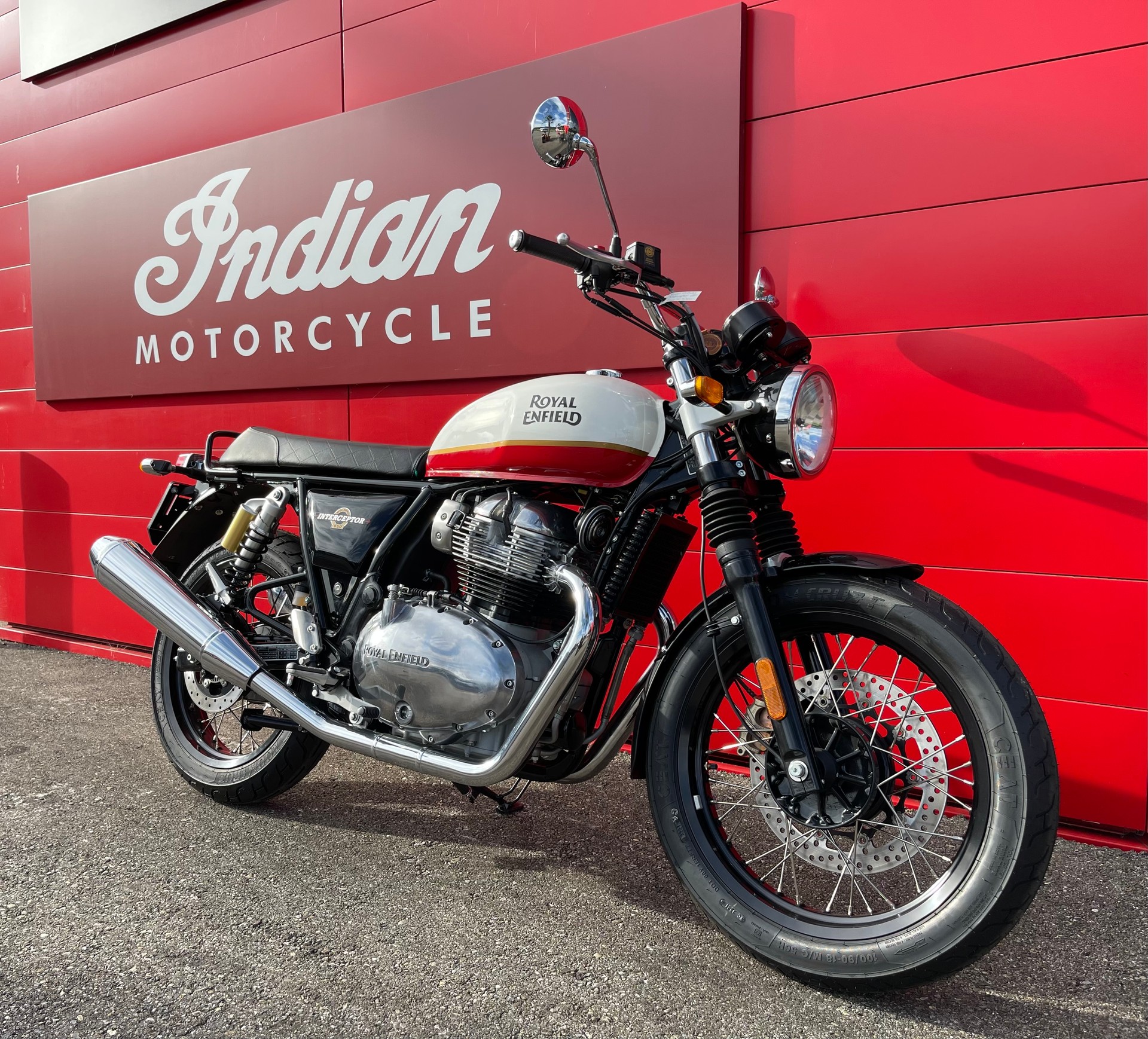 ROYAL ENFIELD Interceptor 650 Standard-showroom-element-2