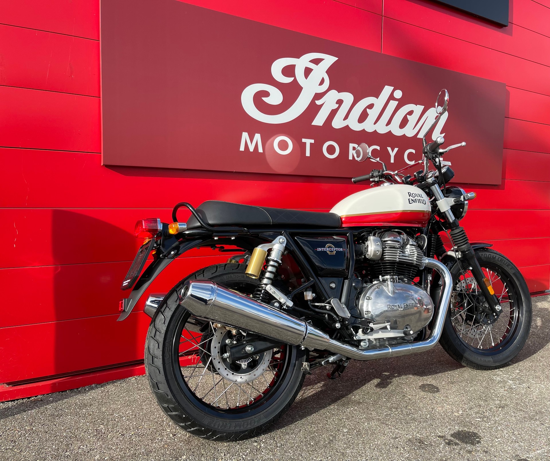 ROYAL ENFIELD Interceptor 650 Standard-showroom-element-1