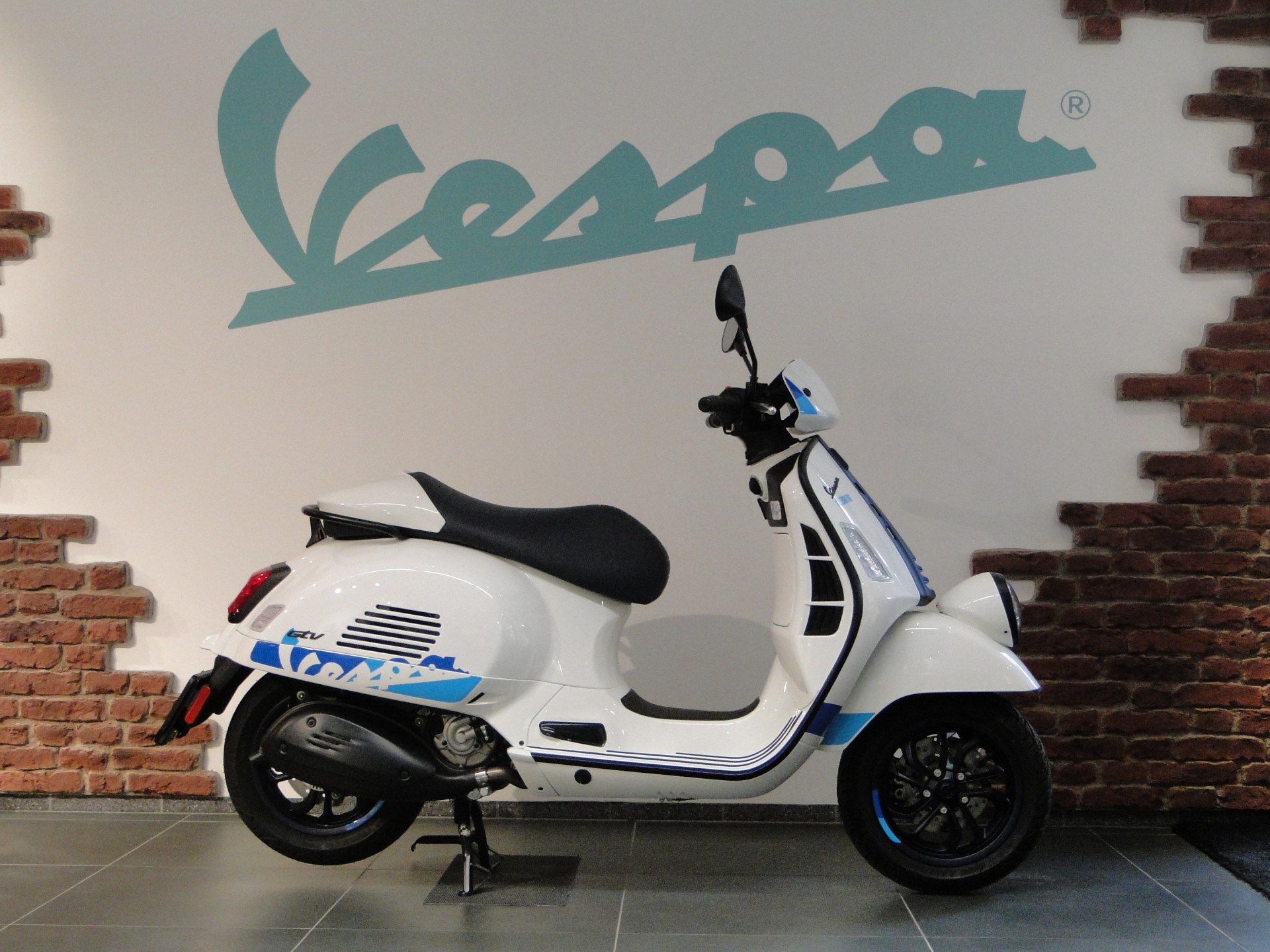 PIAGGIO Vespa GTV 300 HPE 140th of Piaggio-showroom-element-2