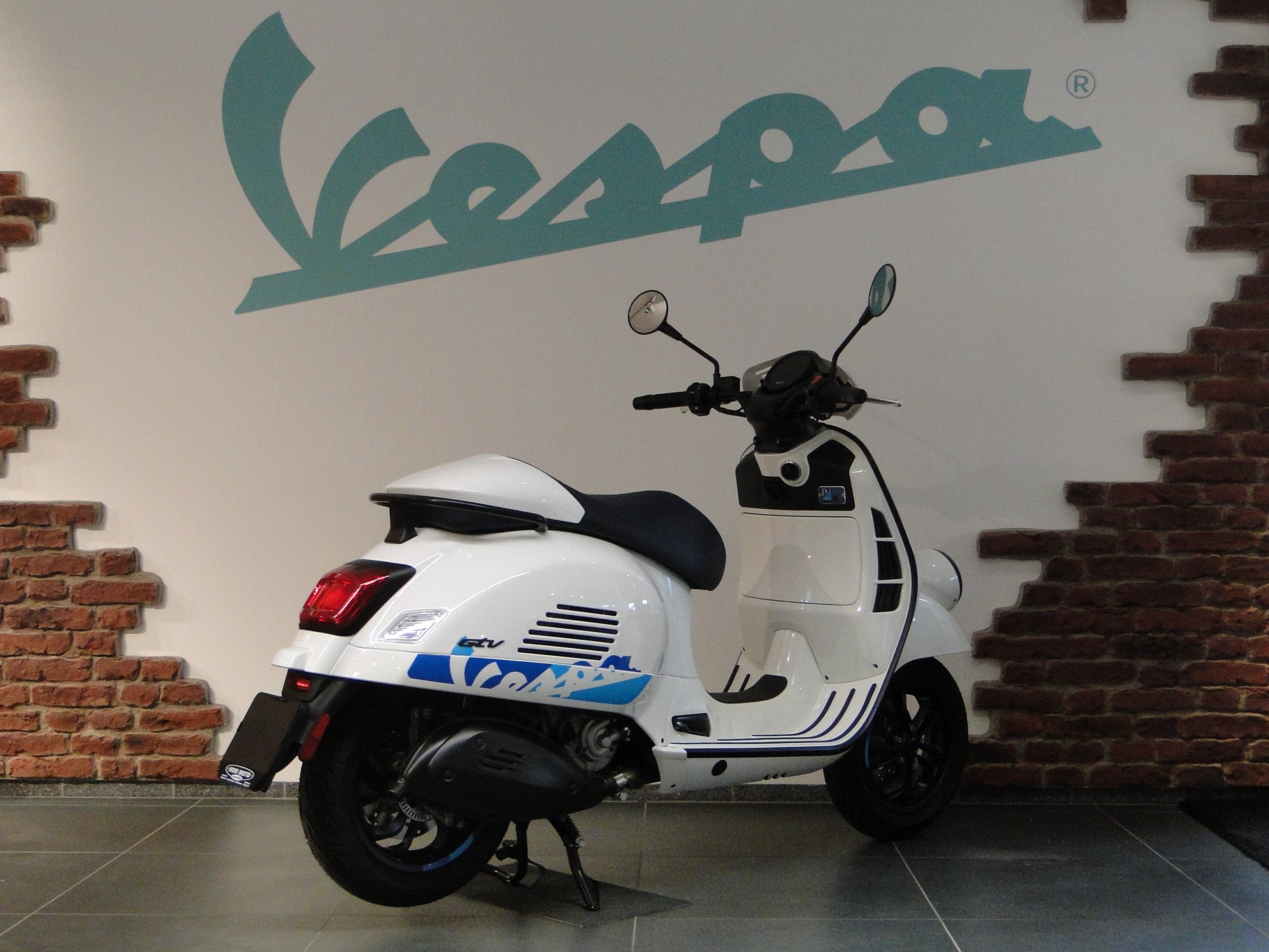 PIAGGIO Vespa GTV 300 HPE 140th of Piaggio-showroom-element-3