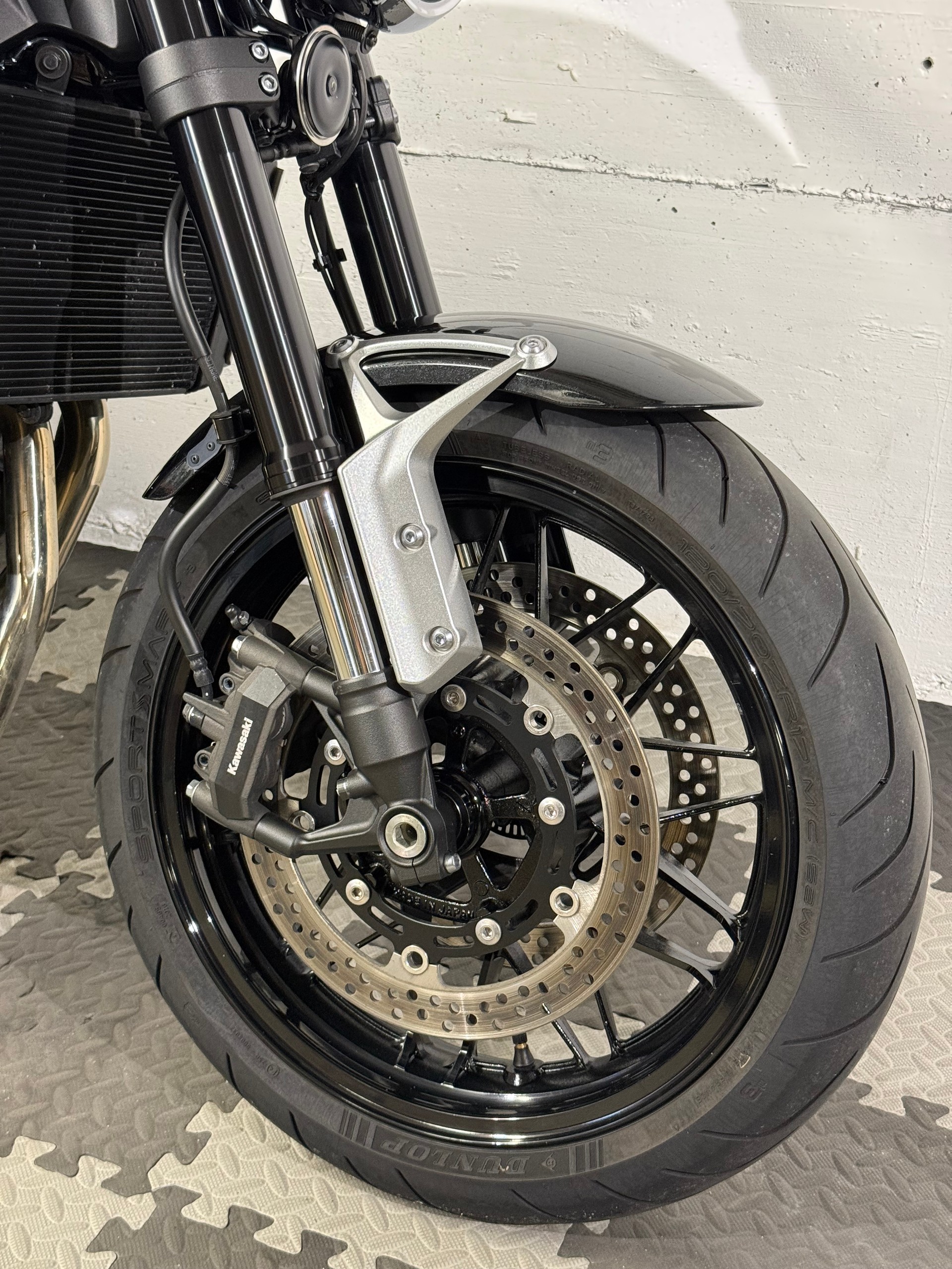 KAWASAKI Z 900 RS Performance-showroom-element-1