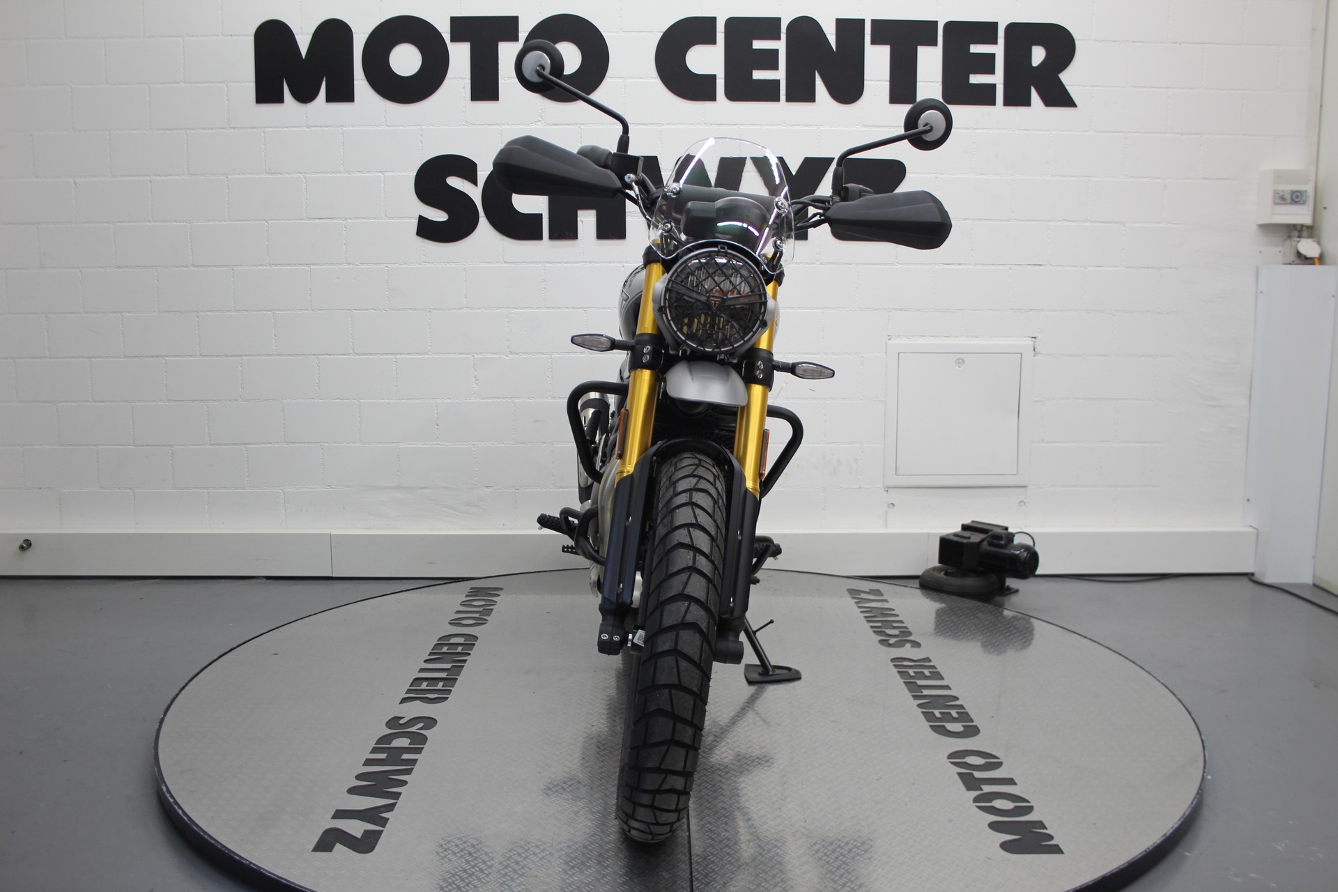 TRIUMPH Scrambler 400  X-showroom-element-2