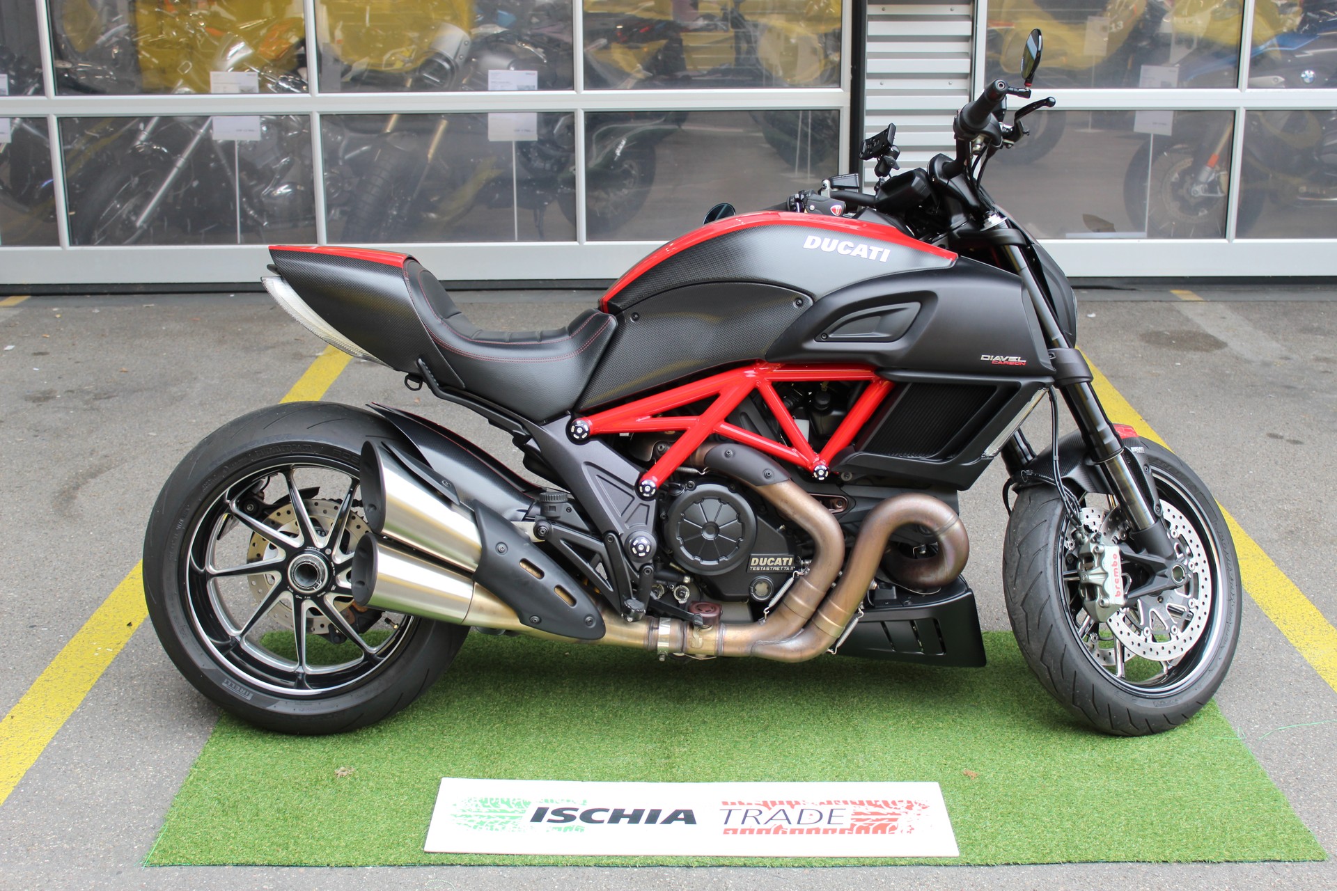 DUCATI Diavel 1200 Carbon red