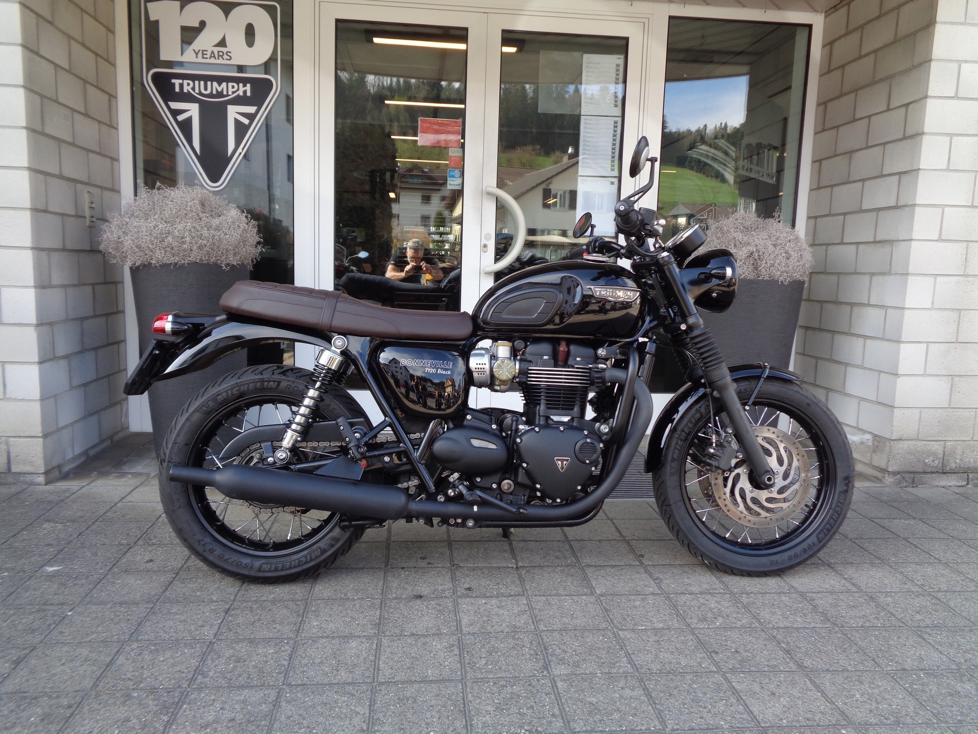 TRIUMPH Bonneville T120 Black-showroom-element-1