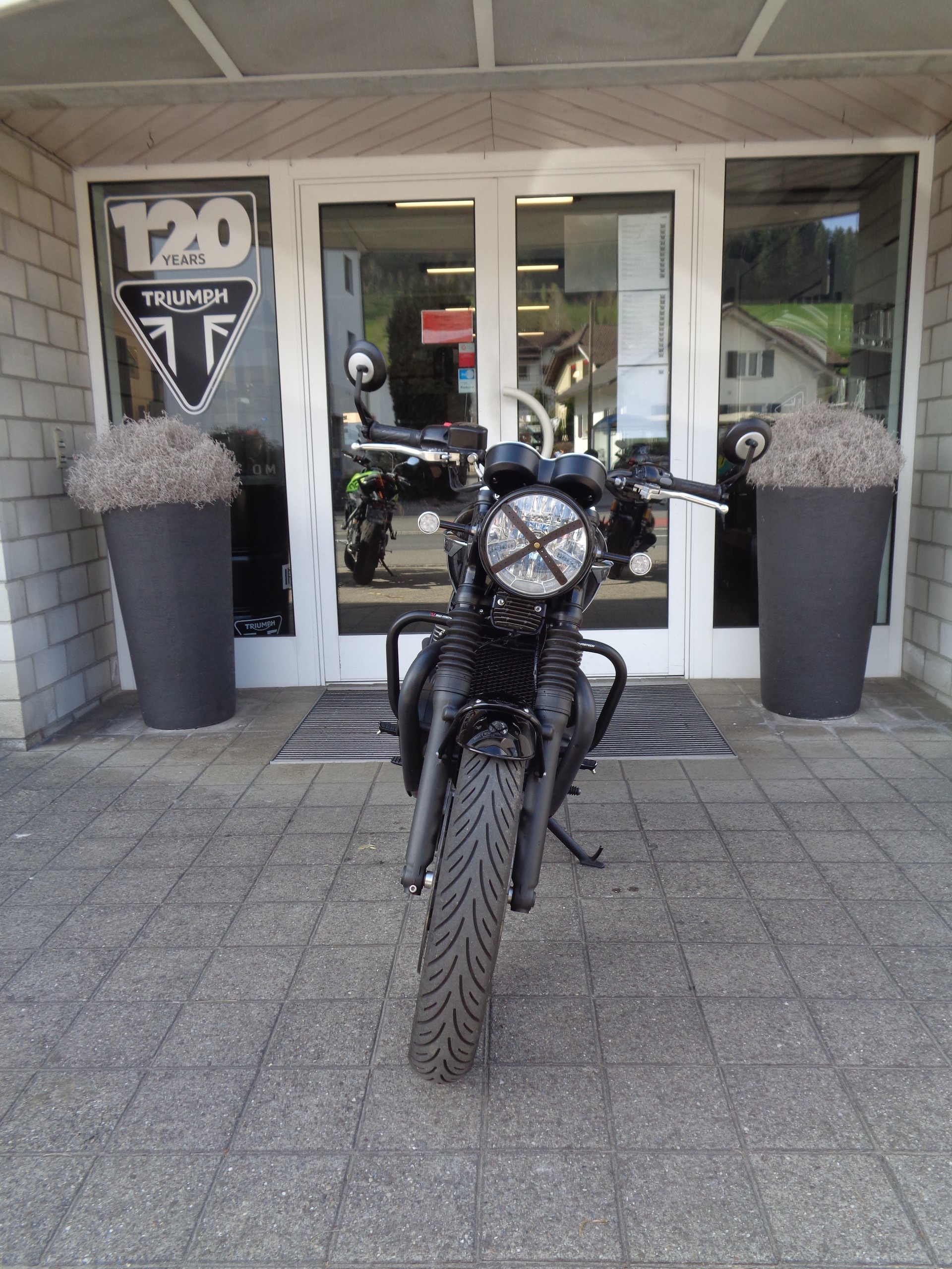 TRIUMPH Bonneville T120 Black-showroom-element-3