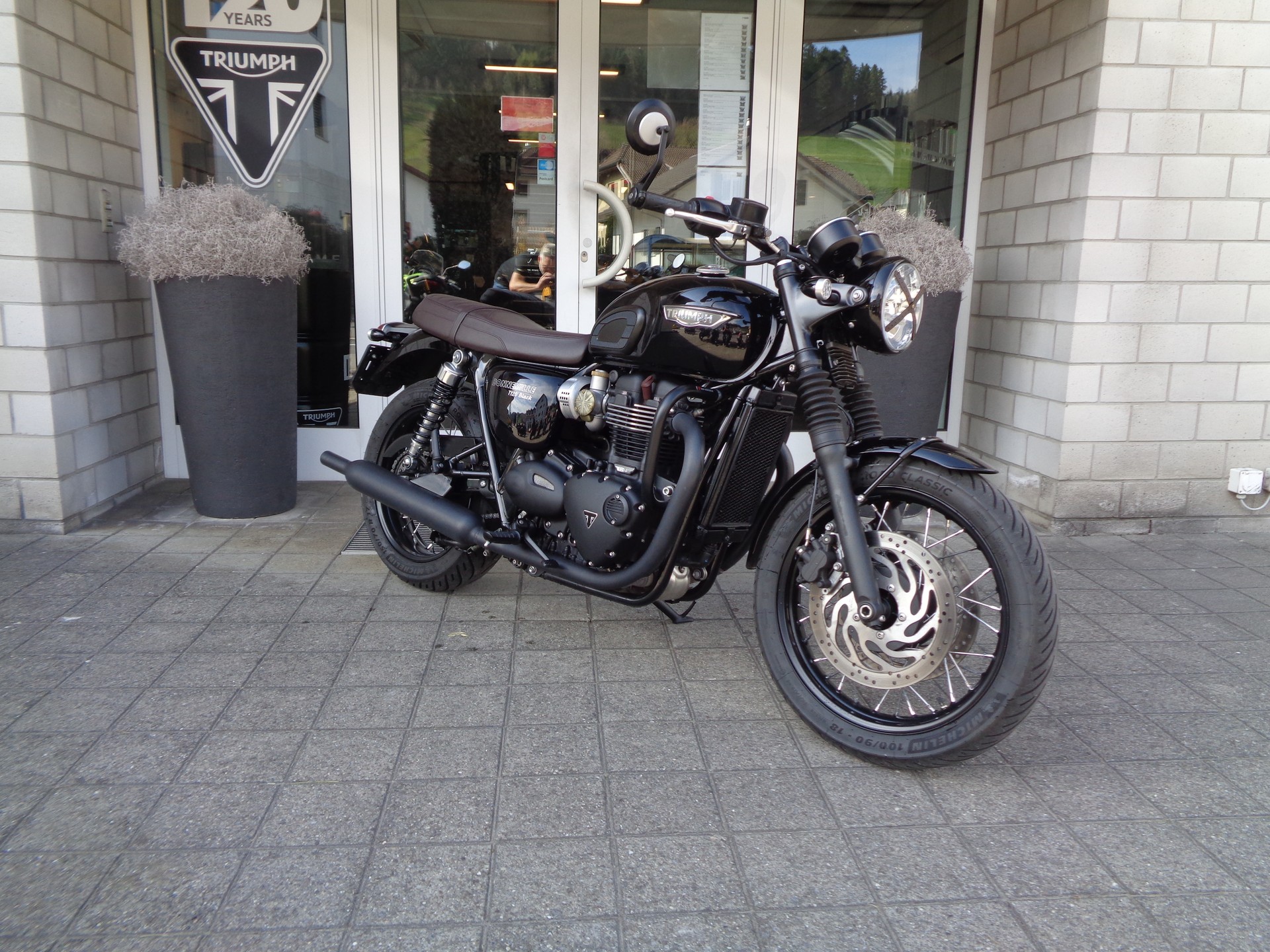 TRIUMPH Bonneville T120 Black-showroom-element-2