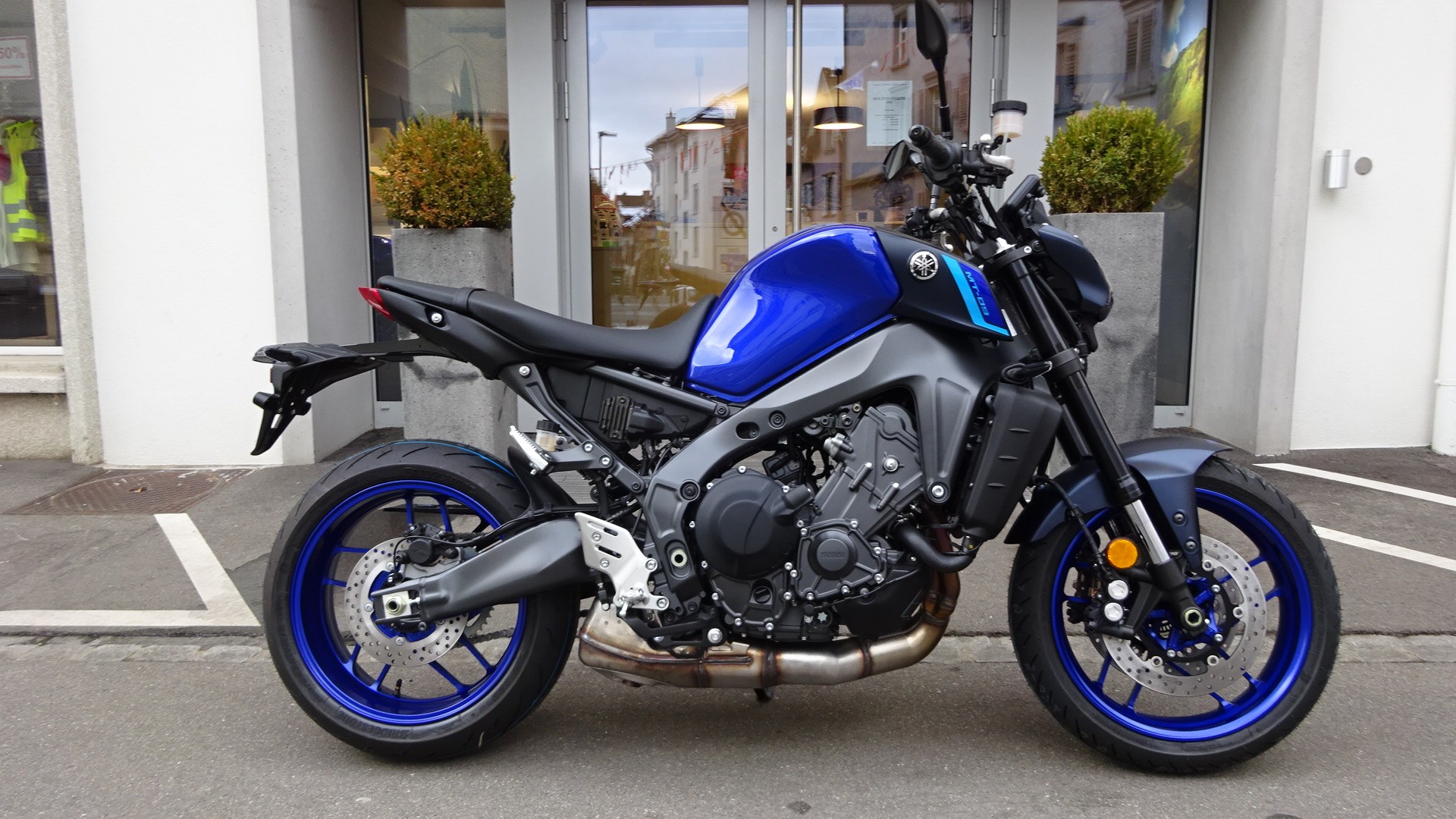 YAMAHA MT-09-showroom-element-1