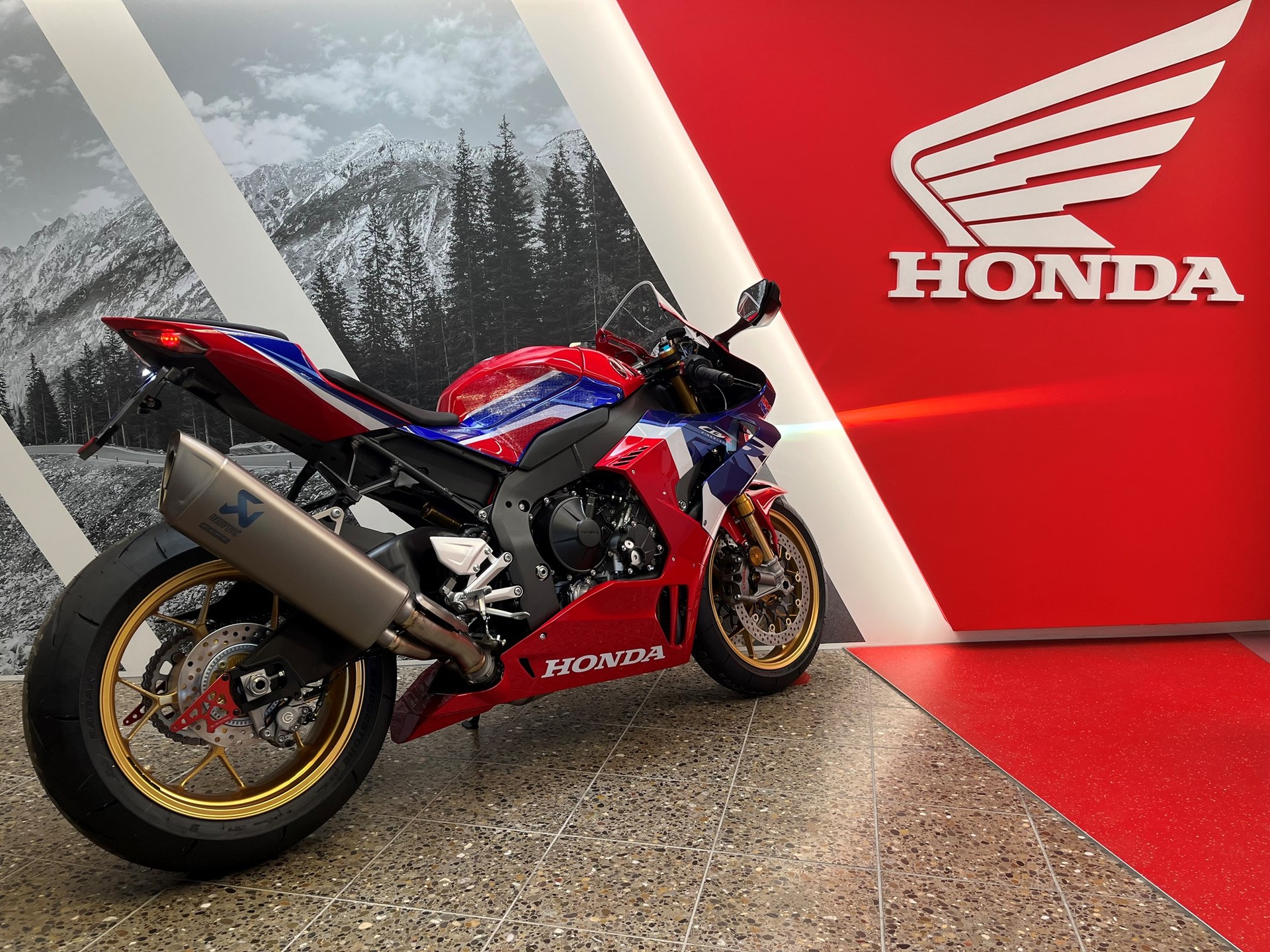 HONDA CBR 1000 RR-R SP mit Heckumbau, Sportscheibe-image-3