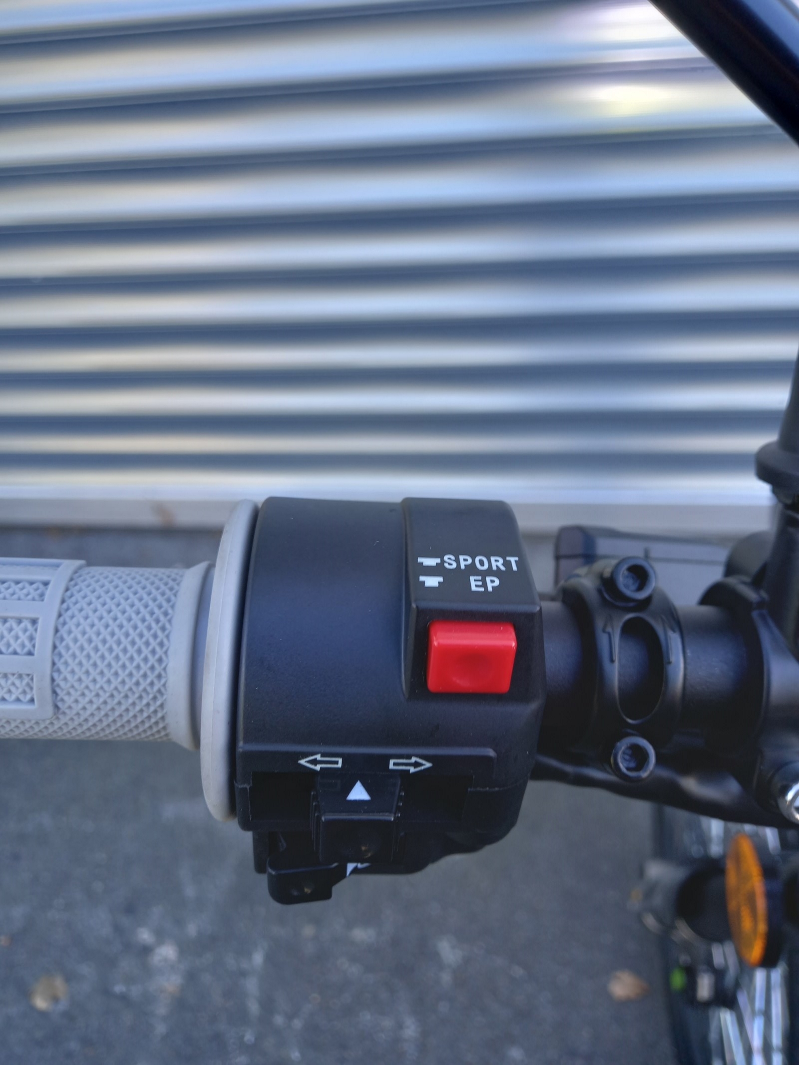 SUR-RON Light Bee L1e mit X Controller AKTION-showroom-element-2