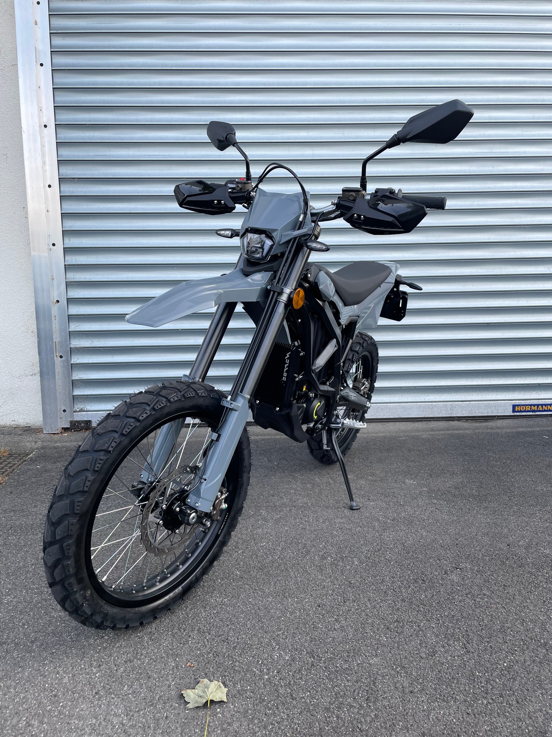 SUR-RON Ultra Bee + Gray-showroom-element-2