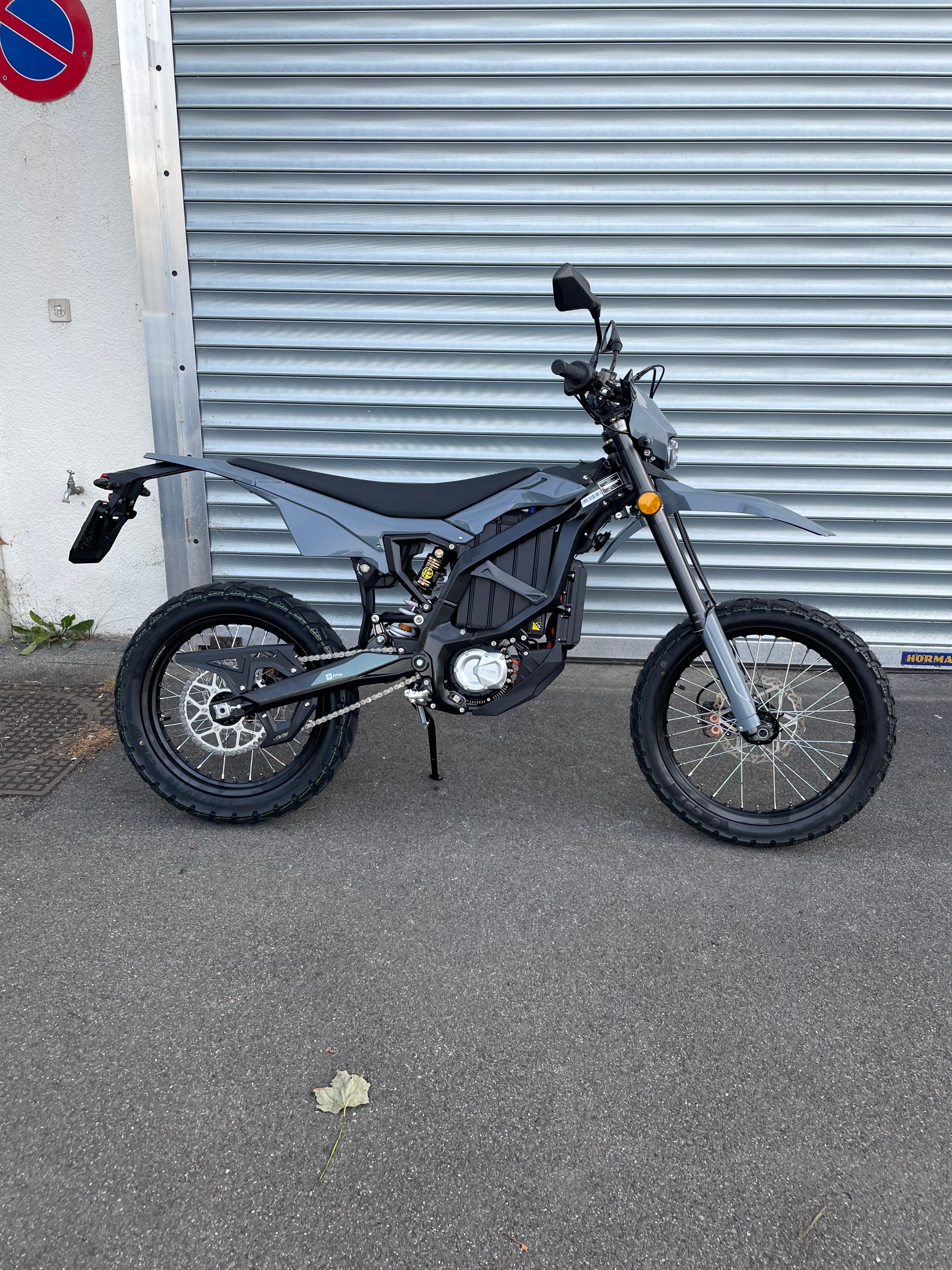 SUR-RON Ultra Bee + Gray-showroom-element-1