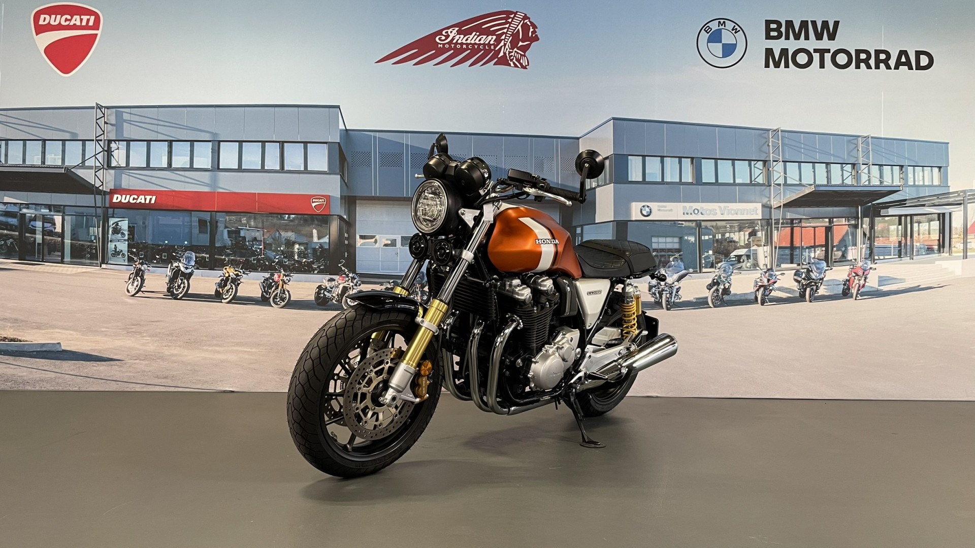 HONDA CB 1100 RS 70th Swiss Limited Edition-showroom-element-2