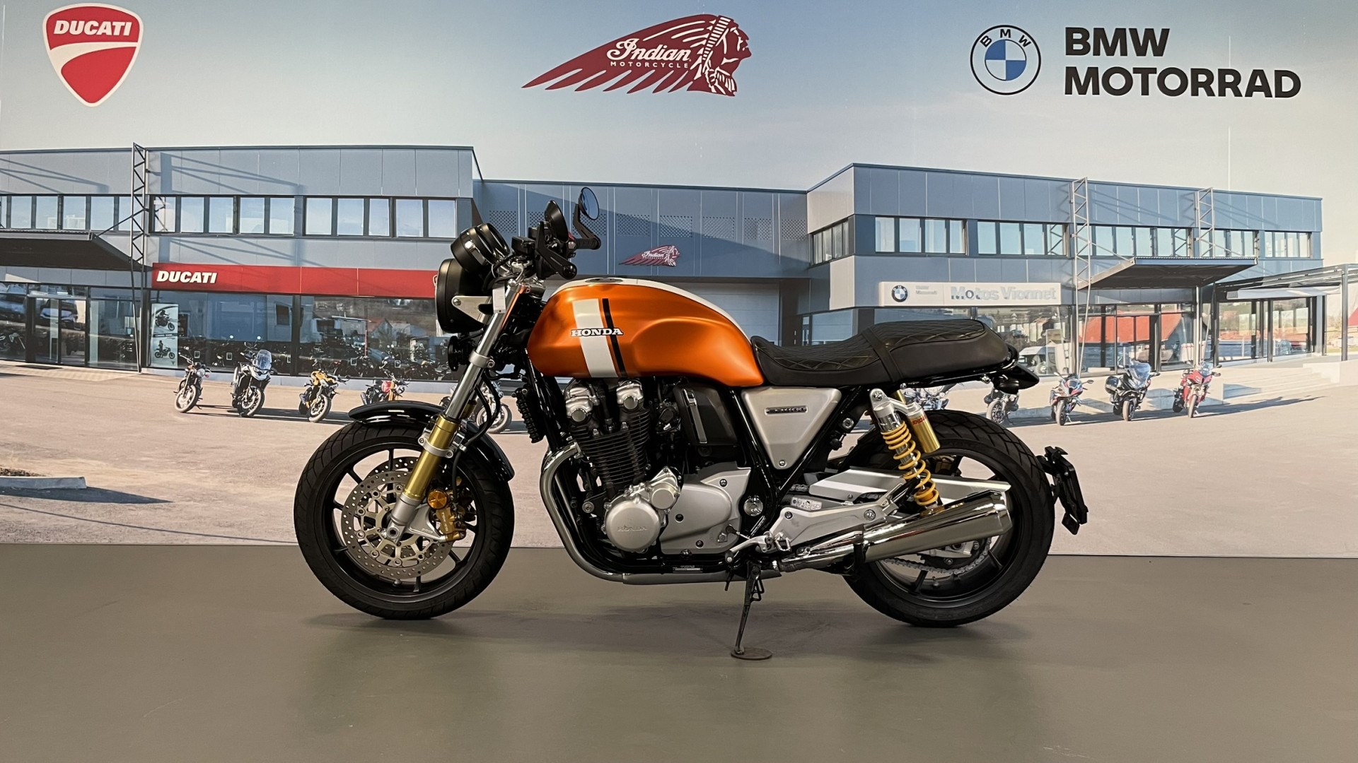 HONDA CB 1100 RS 70th Swiss Limited Edition-showroom-element-3