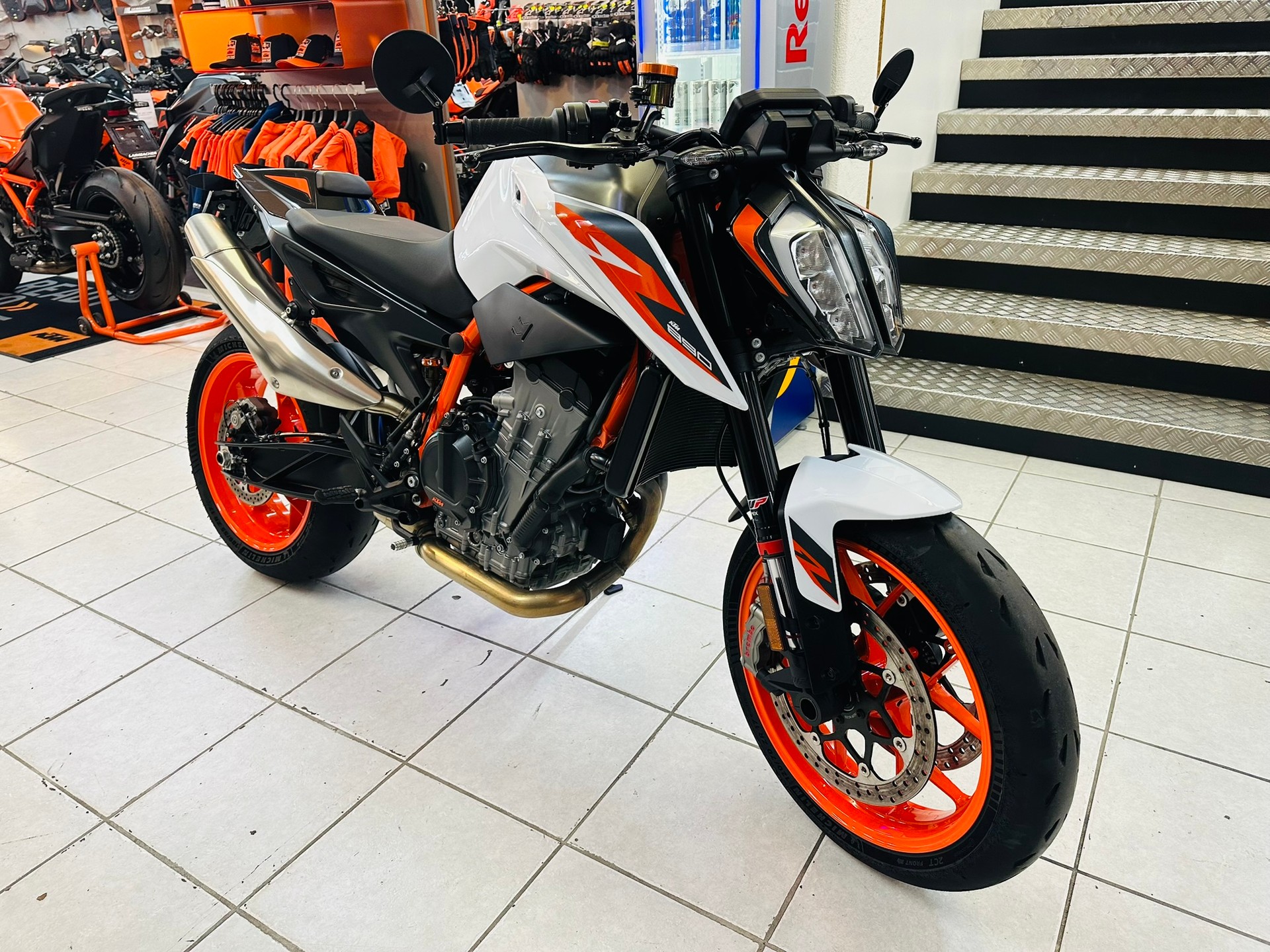 KTM 890 Duke R-showroom-element-1