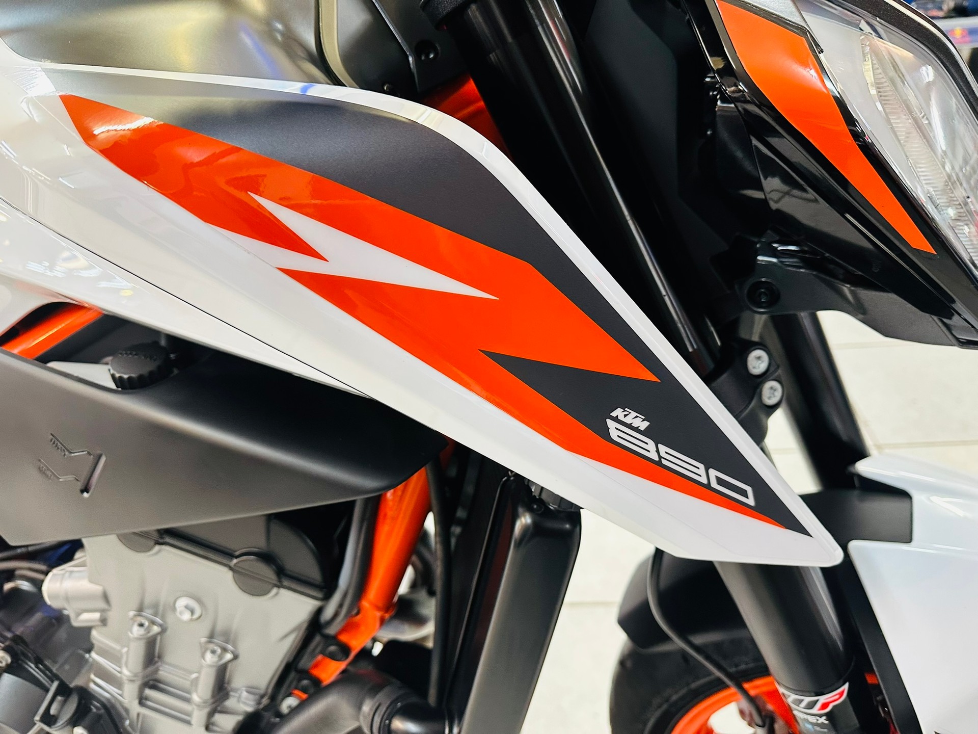 KTM 890 Duke R-showroom-element-2