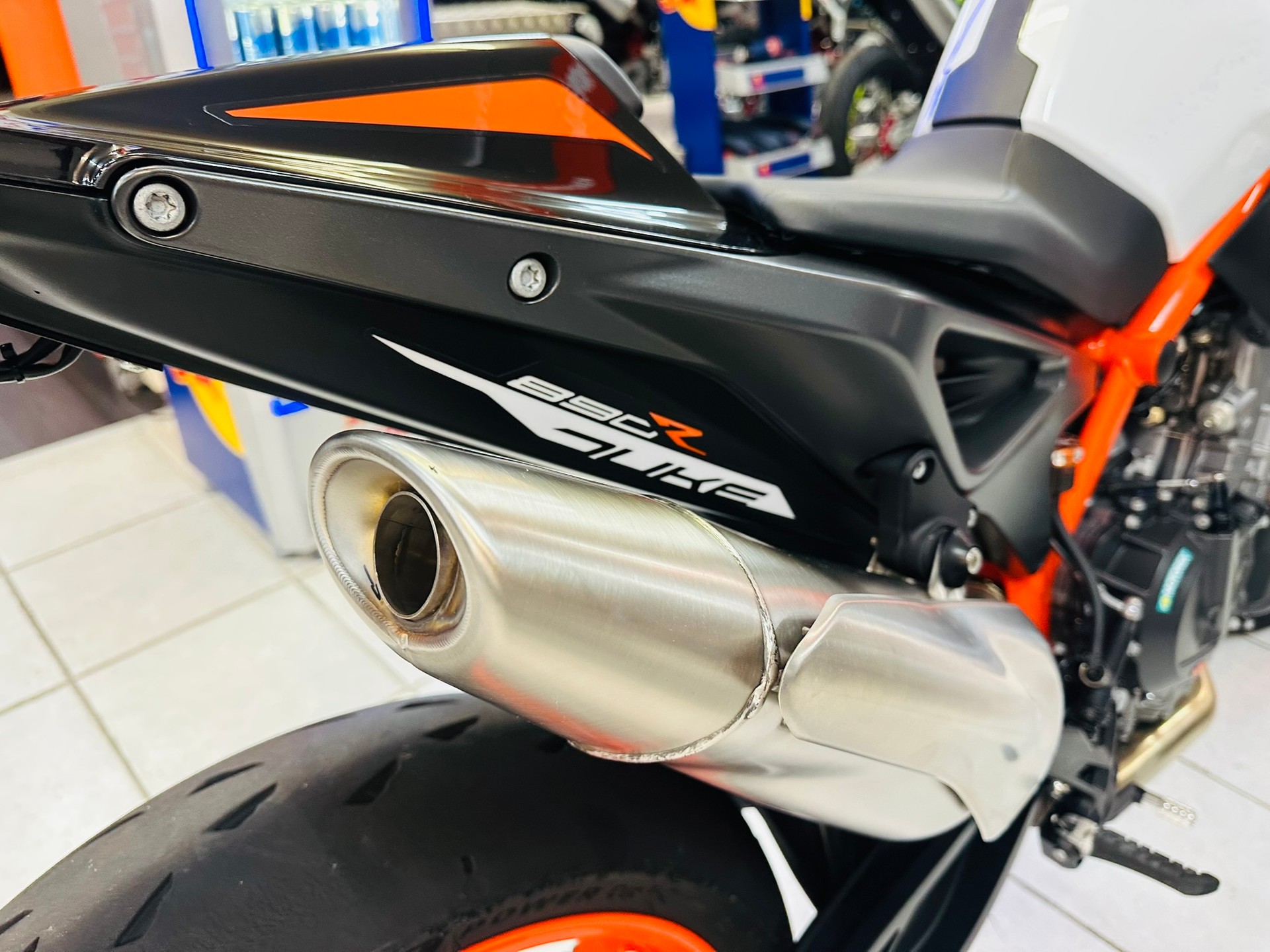 KTM 890 Duke R-showroom-element-3