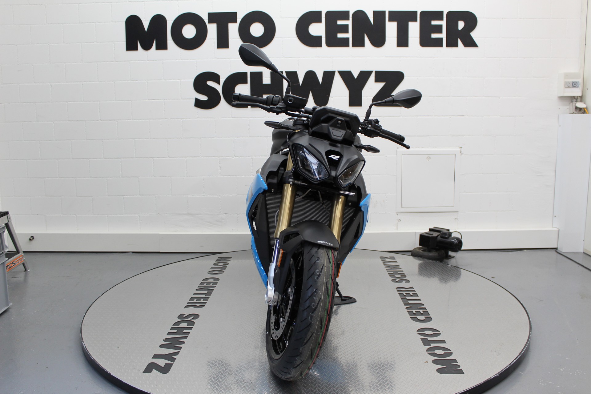 BMW S 1000 R-showroom-element-2