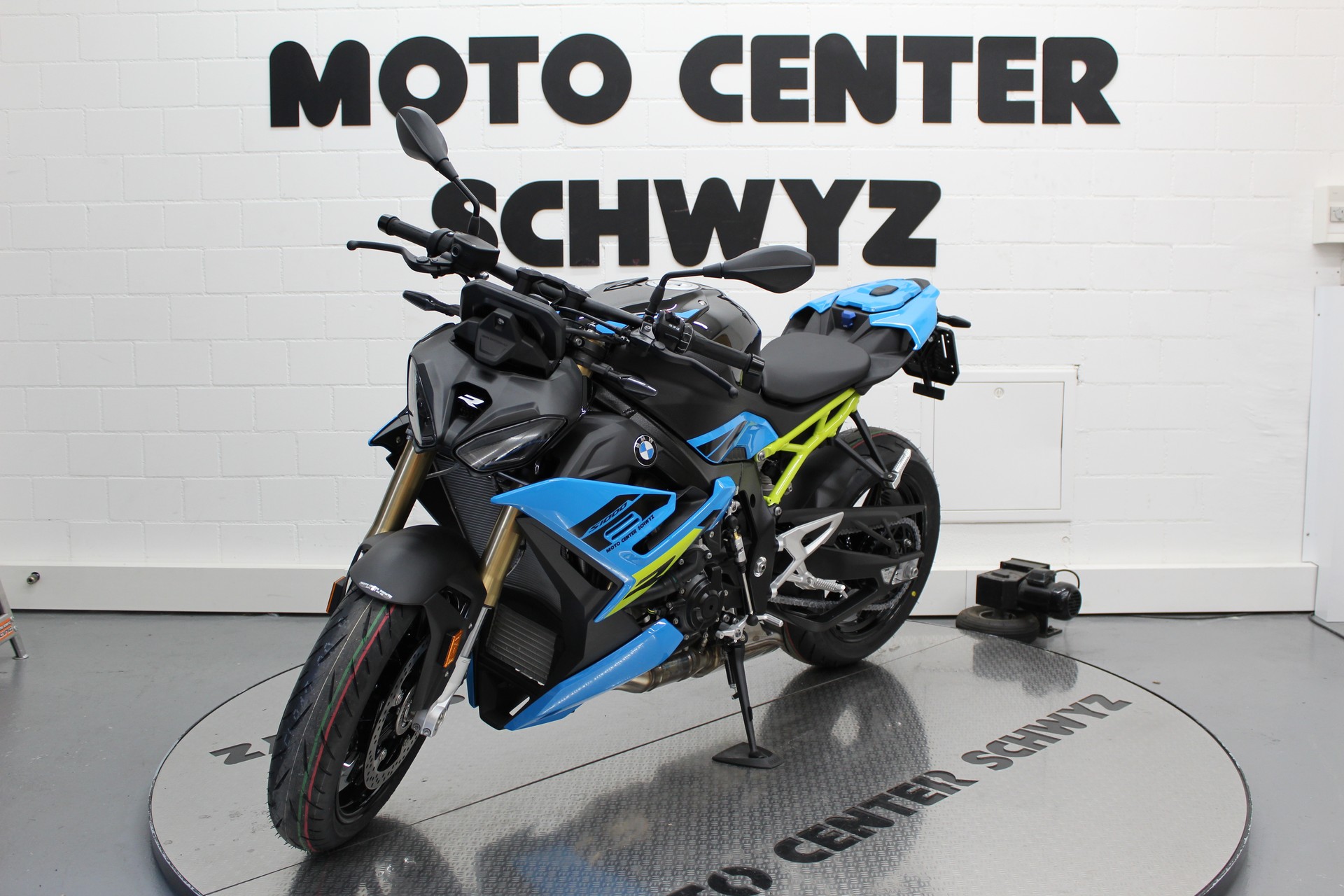 BMW S 1000 R-showroom-element-3