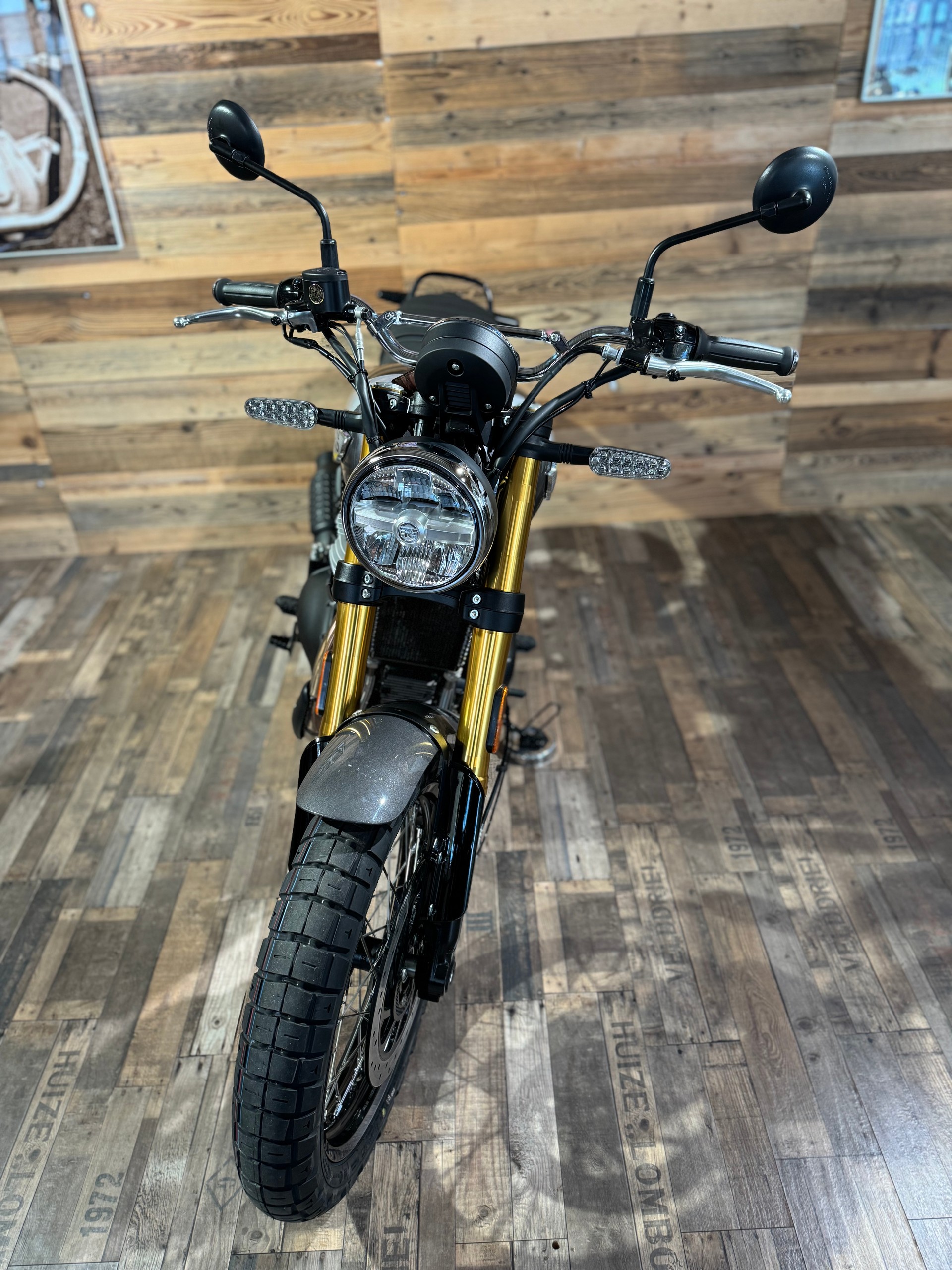 ROYAL ENFIELD Bear 650-showroom-element-2