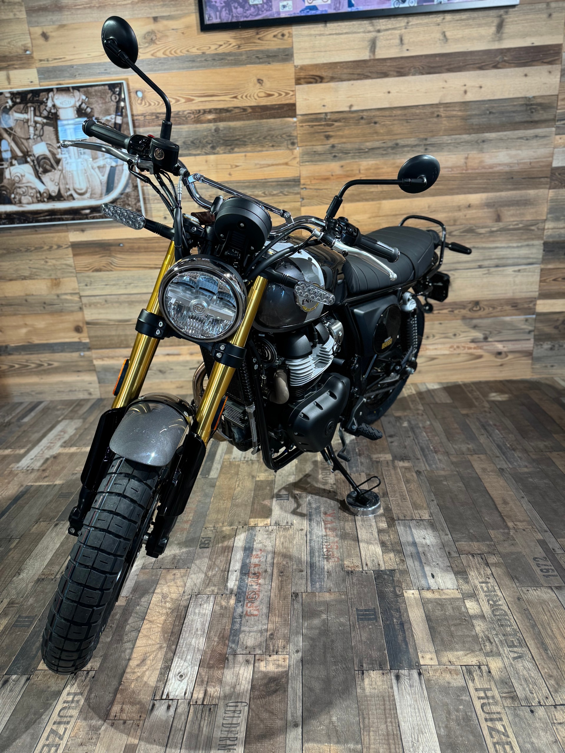 ROYAL ENFIELD Bear 650-showroom-element-3