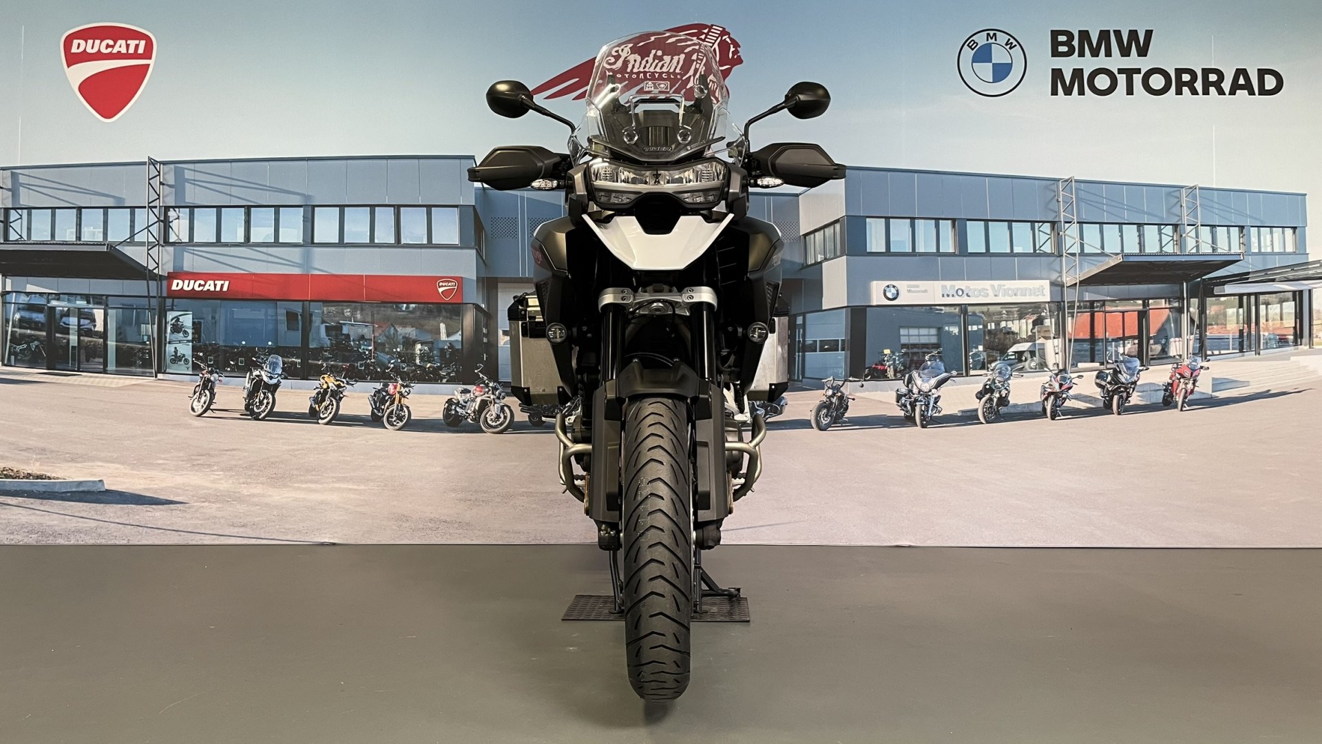TRIUMPH Tiger 1200 GT avec topcase et valises en aluminium-showroom-element-1