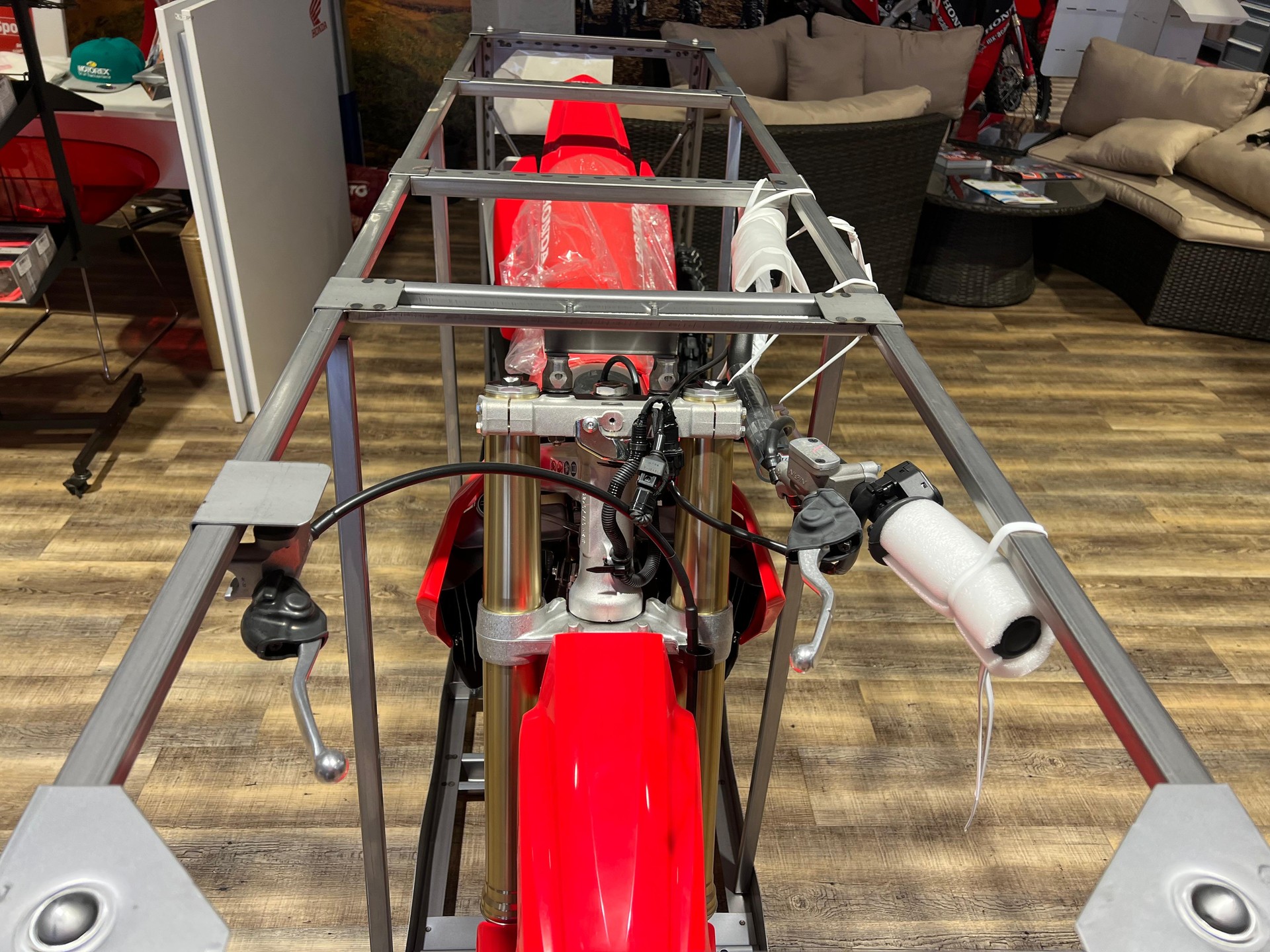HONDA ** CRF450R ** Neufahrzeug in Kiste-showroom-element-3