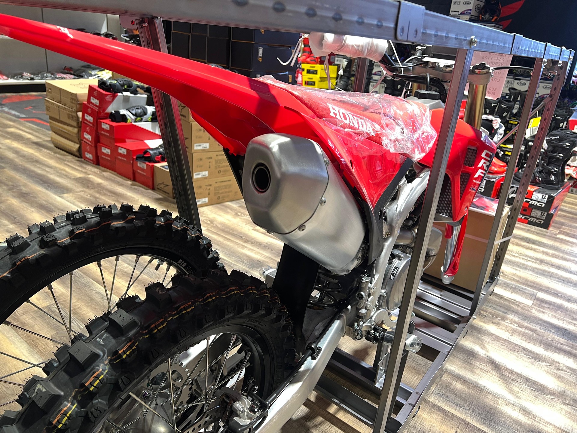 HONDA ** CRF450R ** Neufahrzeug in Kiste-showroom-element-1