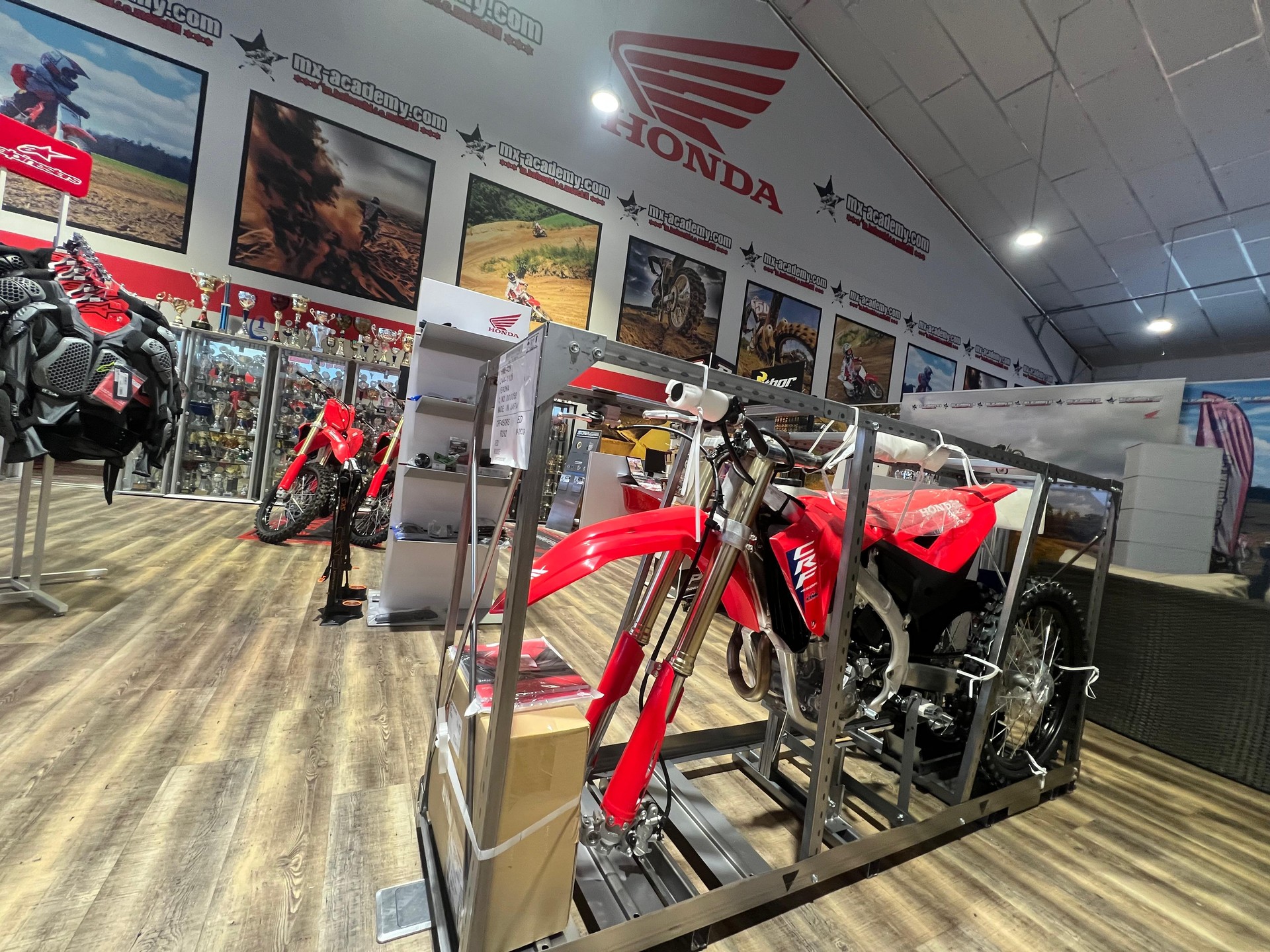 HONDA ** CRF450R ** Neufahrzeug in Kiste-showroom-element-2