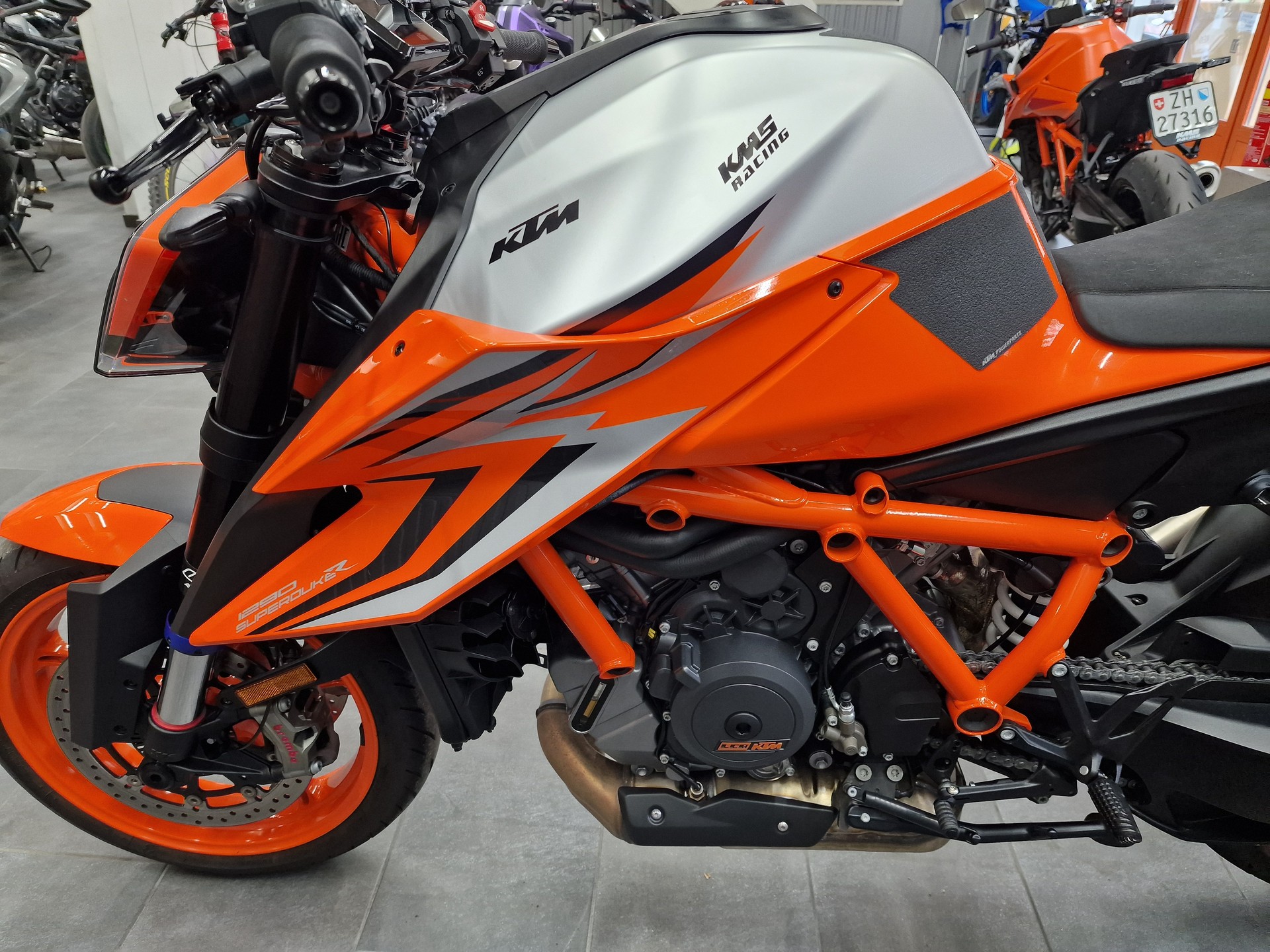 KTM 1290 Super Duke R  EVO-showroom-element-2