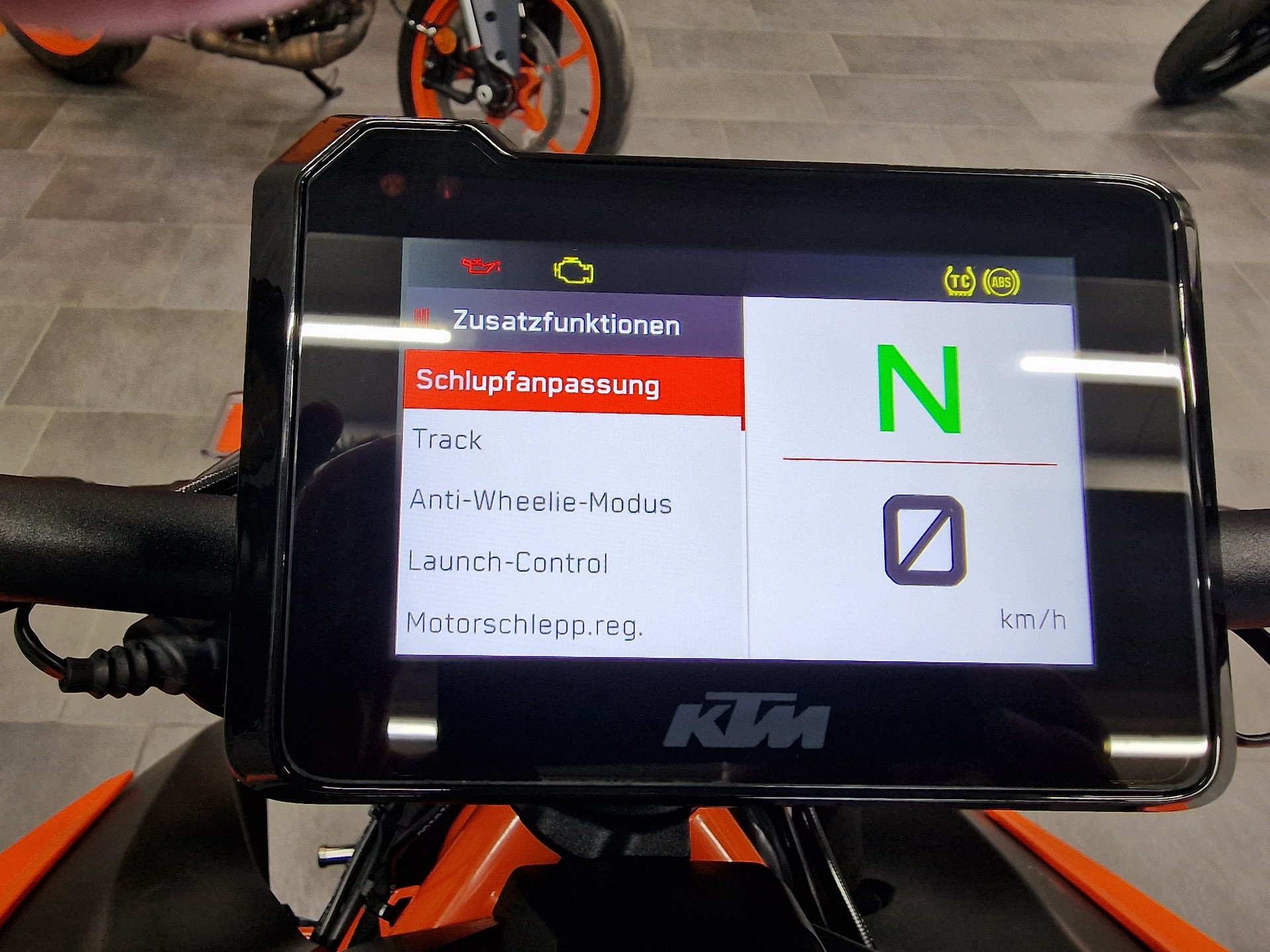 KTM 1290 Super Duke R  EVO-showroom-element-3
