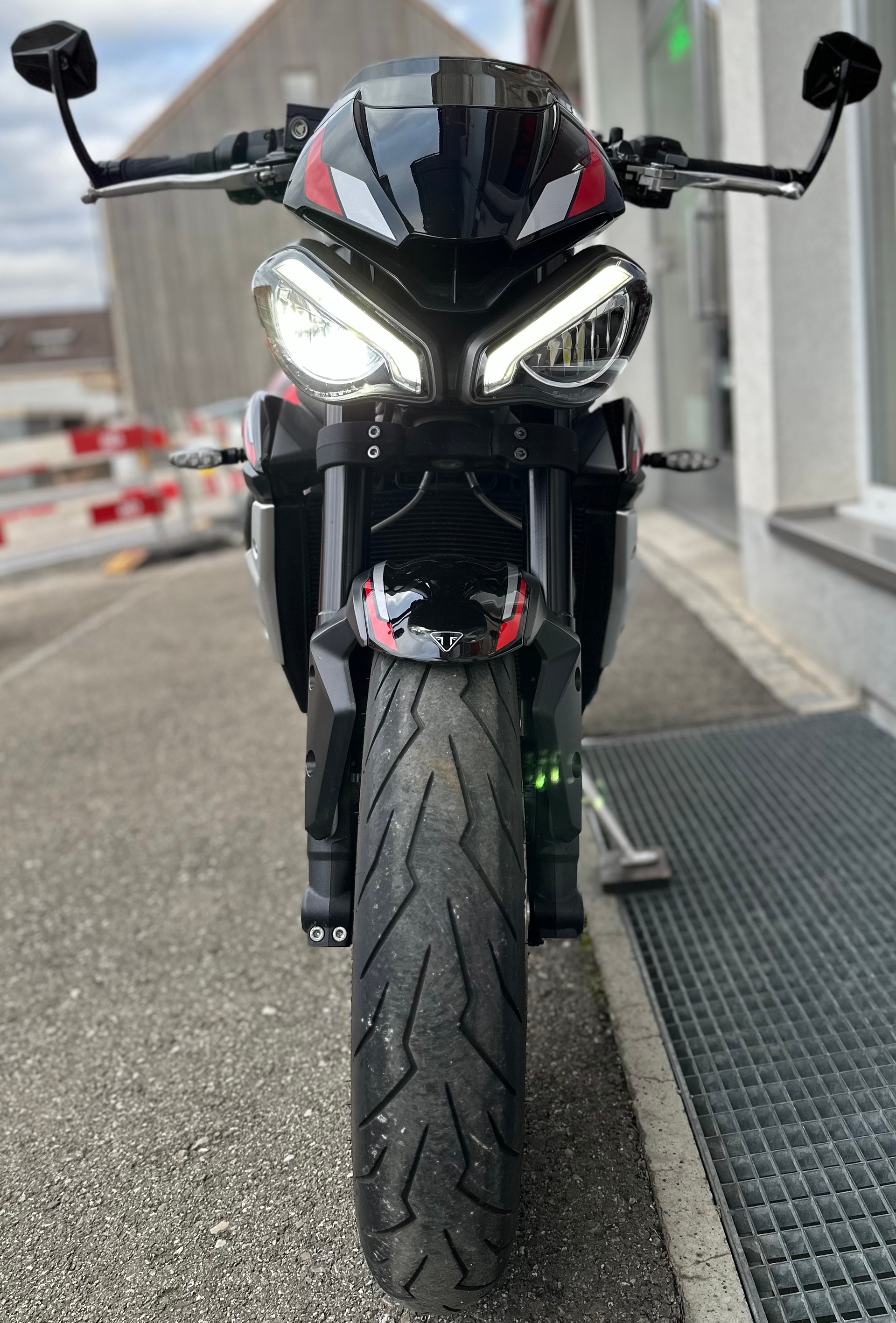 TRIUMPH Street Triple R 765-showroom-element-1