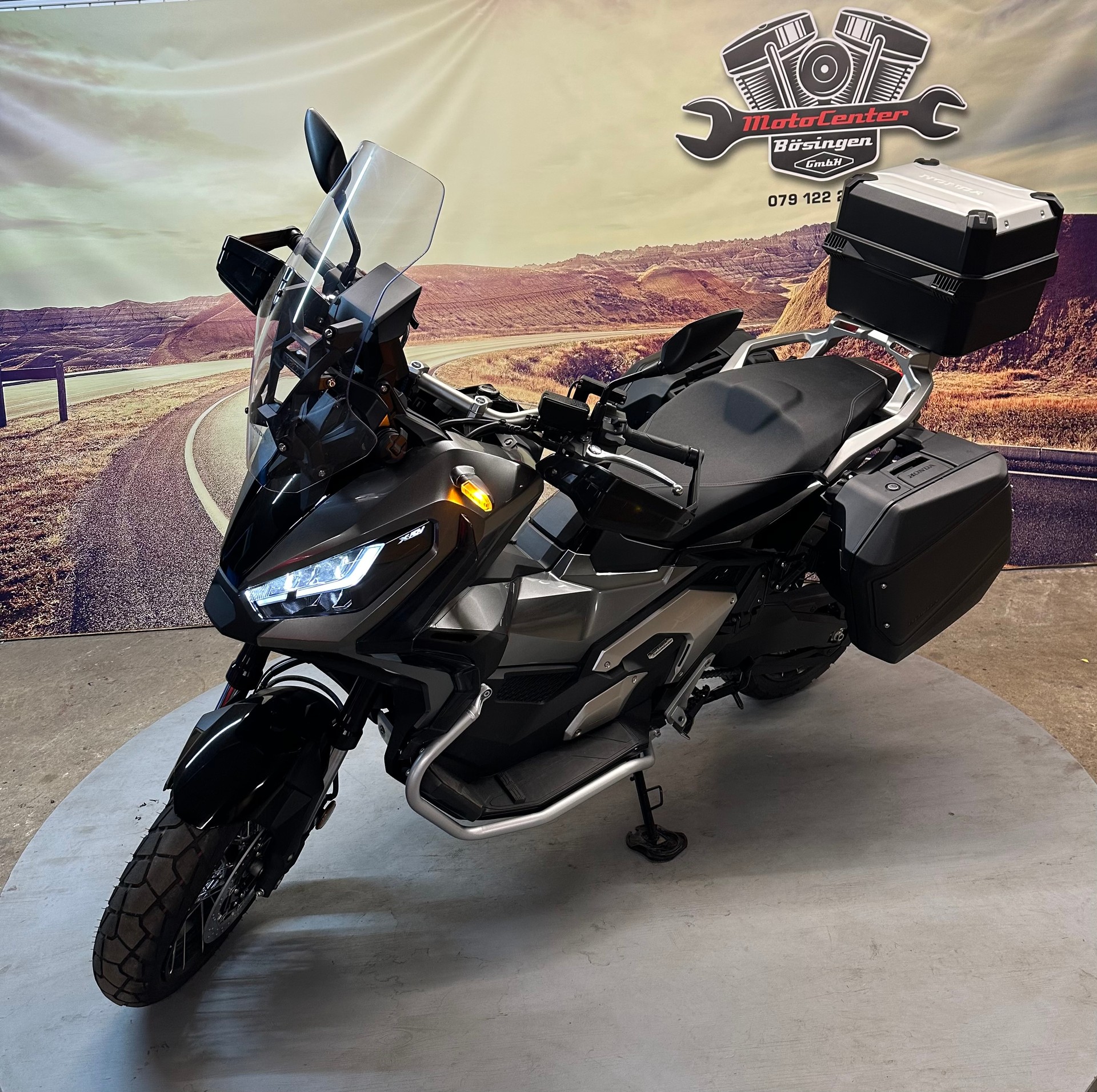HONDA X-ADV 750 mit Koffern und Akrapovic-showroom-element-3