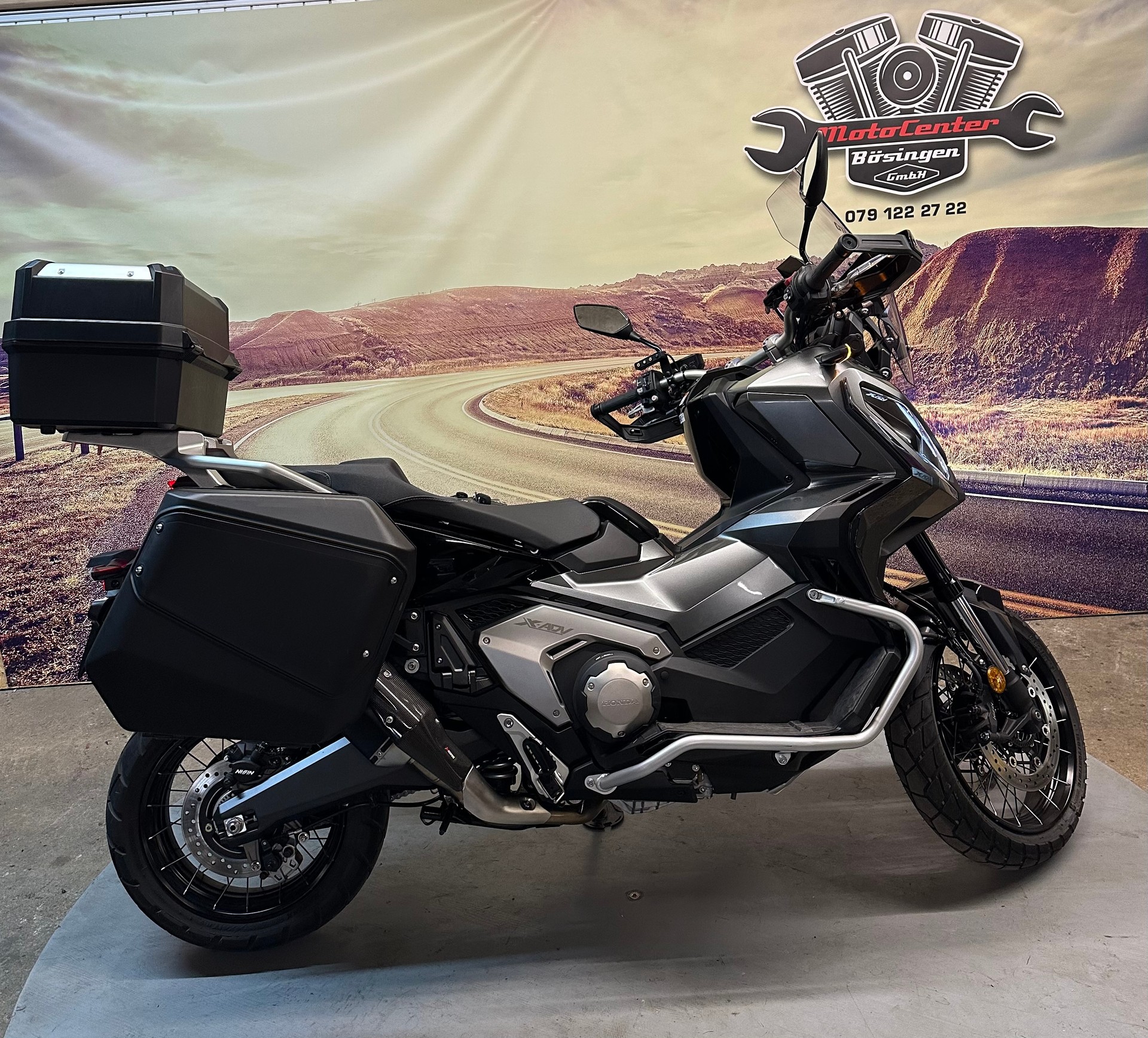 HONDA X-ADV 750 mit Koffern und Akrapovic