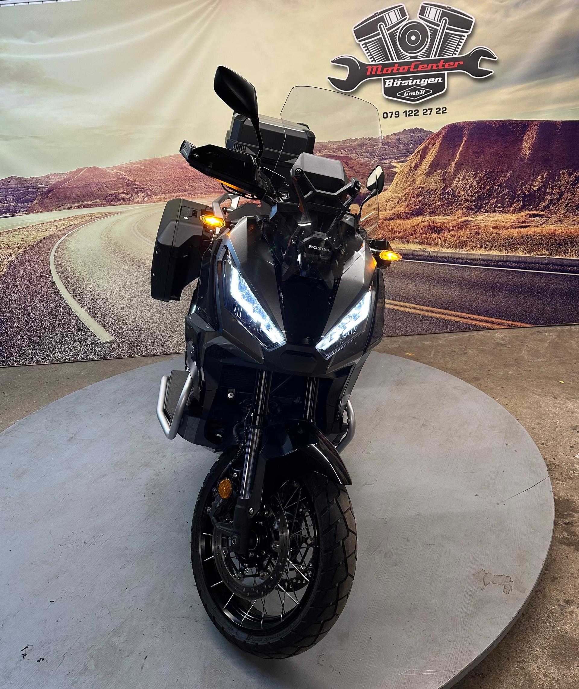 HONDA X-ADV 750 mit Koffern und Akrapovic-showroom-element-2