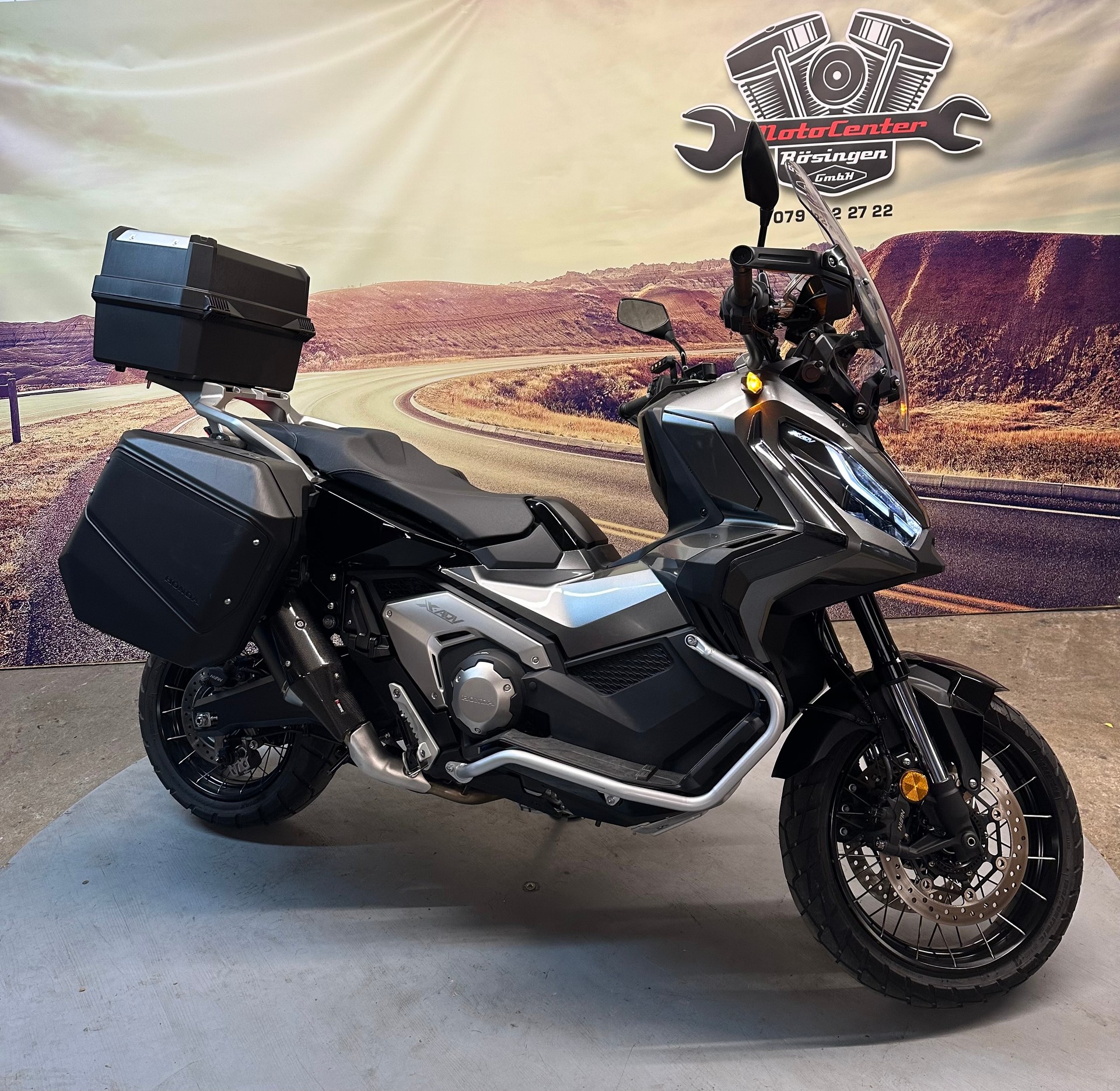 HONDA X-ADV 750 mit Koffern und Akrapovic-showroom-element-1