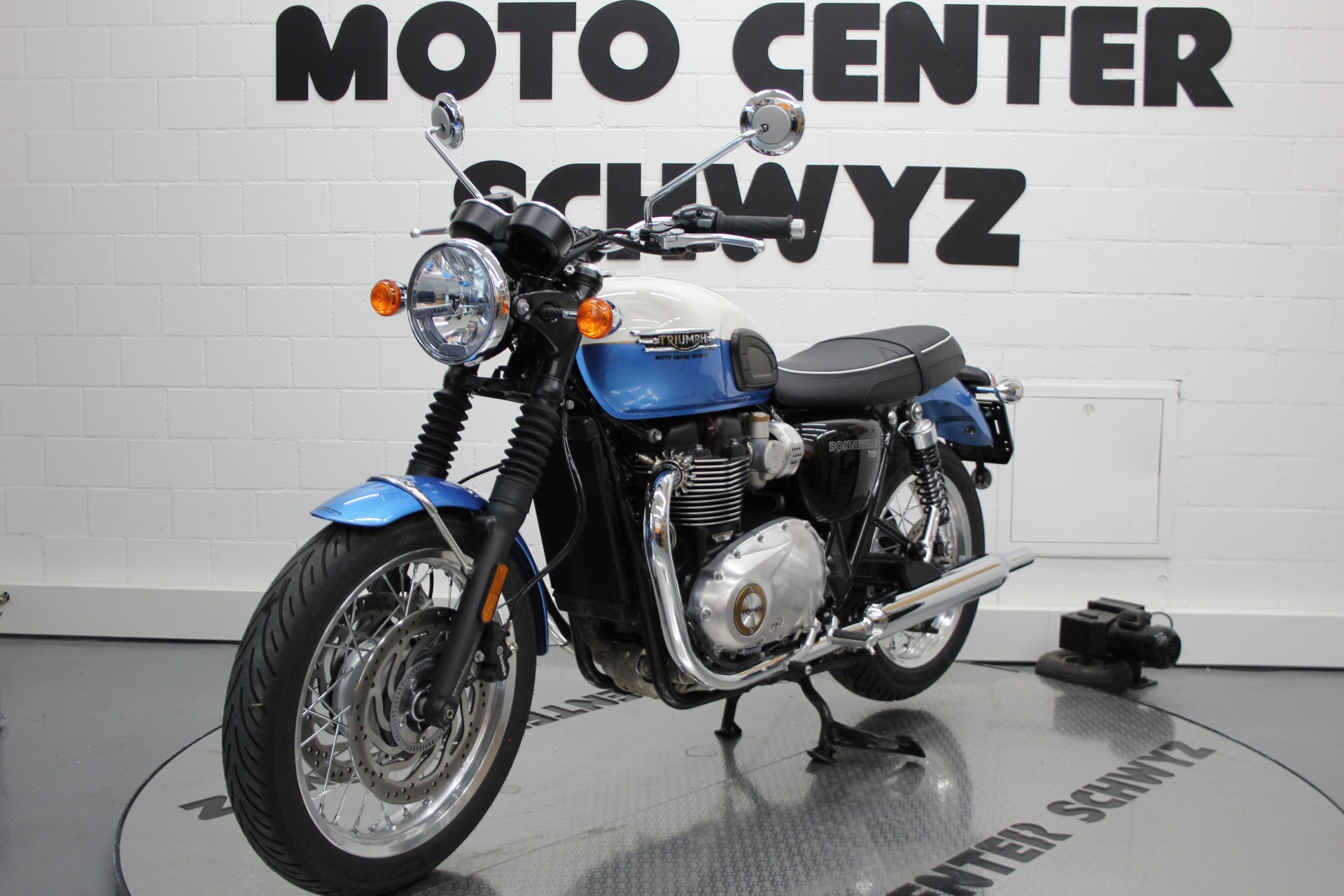 TRIUMPH Bonneville T120-showroom-element-3