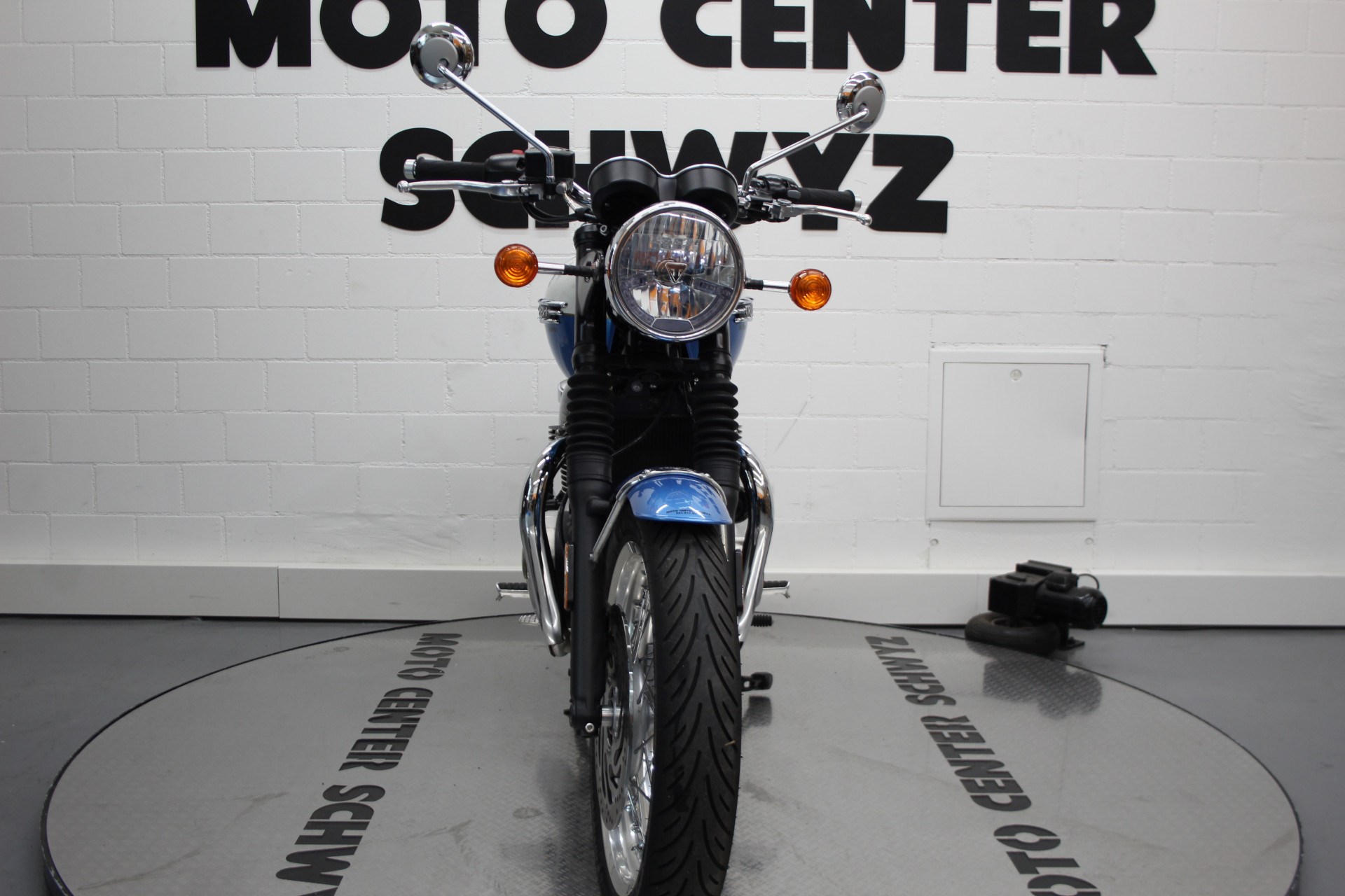 TRIUMPH Bonneville T120-showroom-element-2