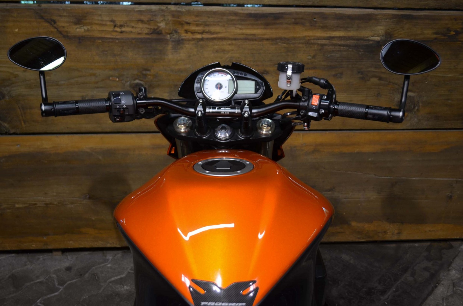 KAWASAKI Z 1000-showroom-element-2