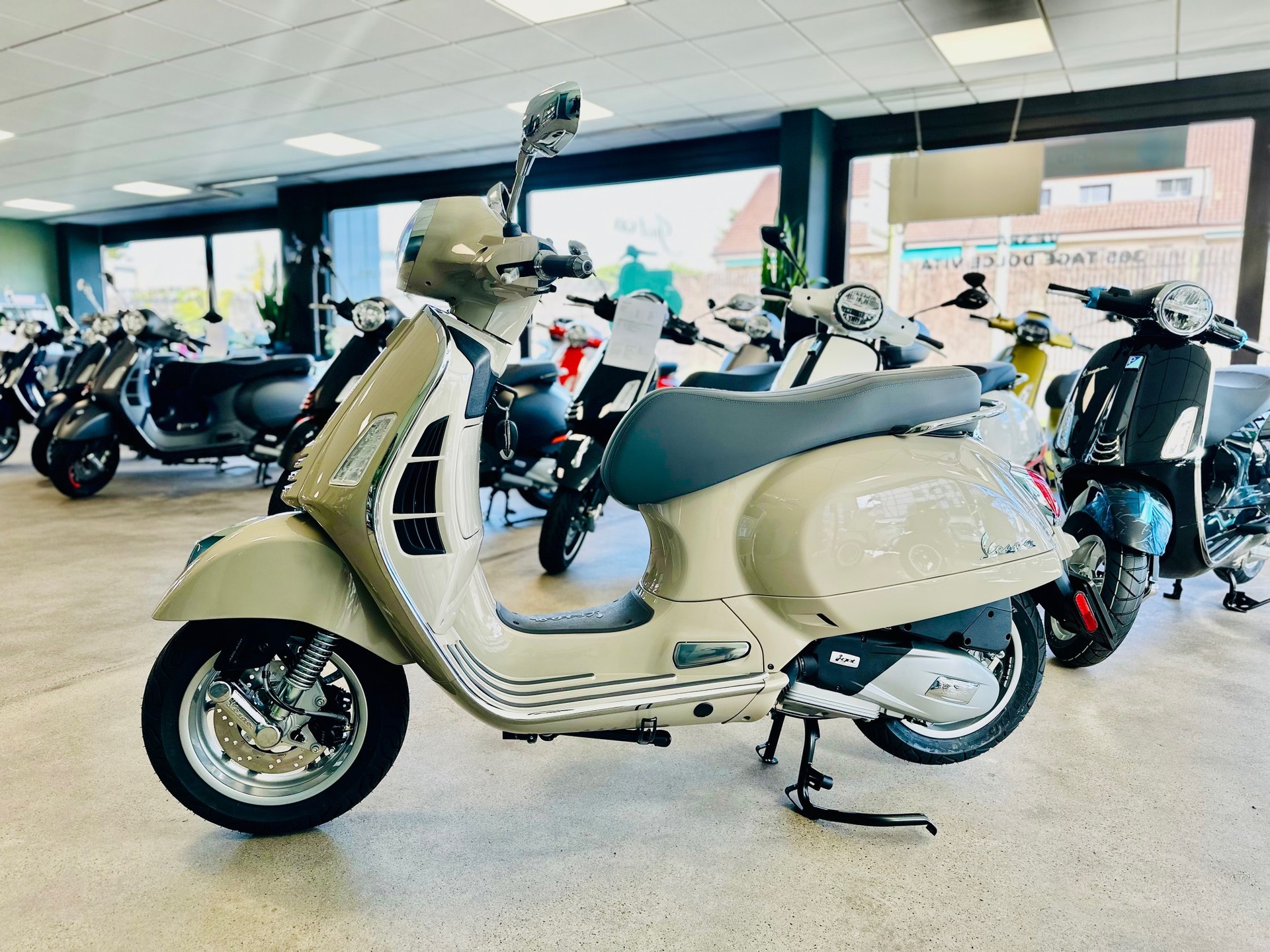 PIAGGIO Vespa GTS 125 RST Euro 5+-image-4