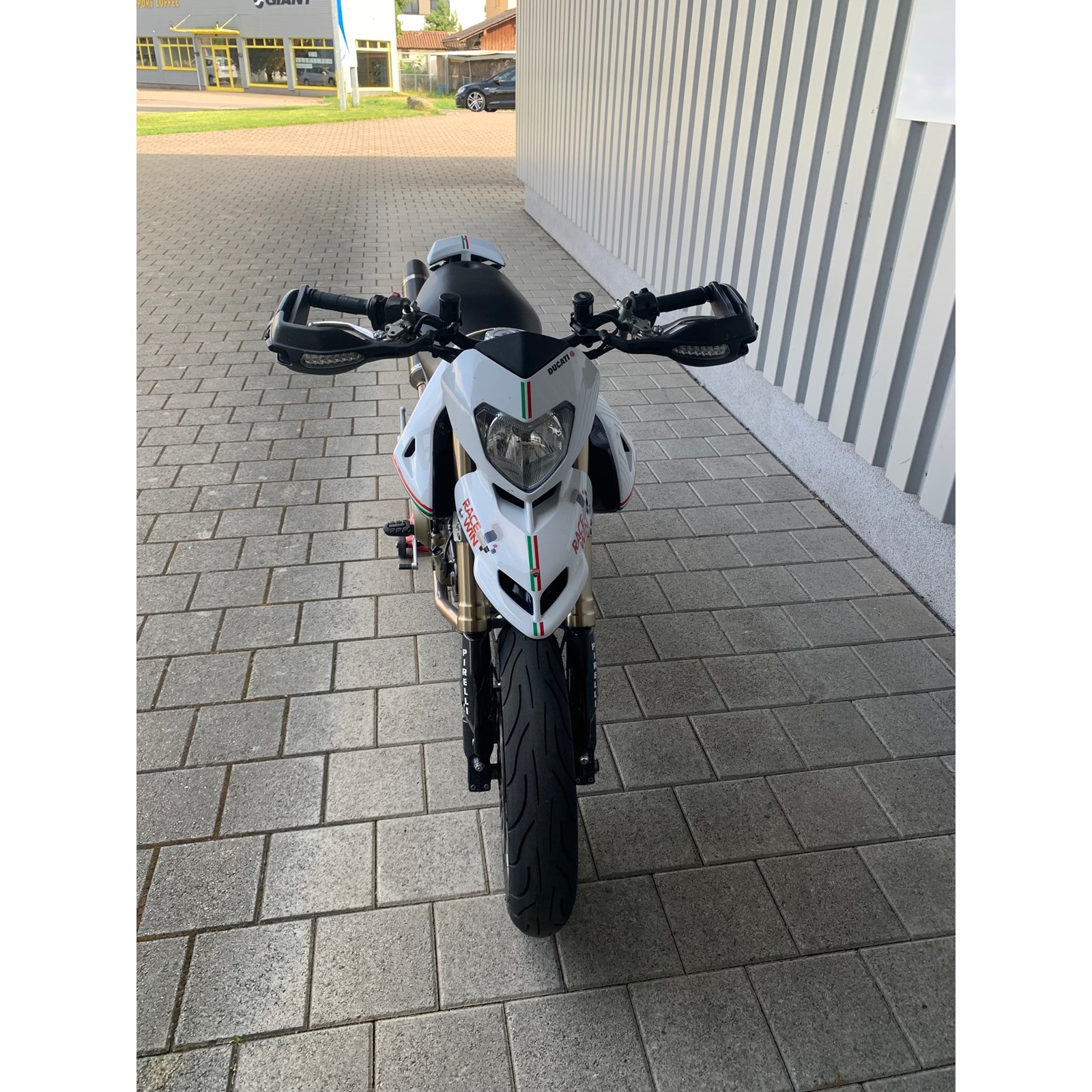 DUCATI Hypermotard 1100 Evo-image-11