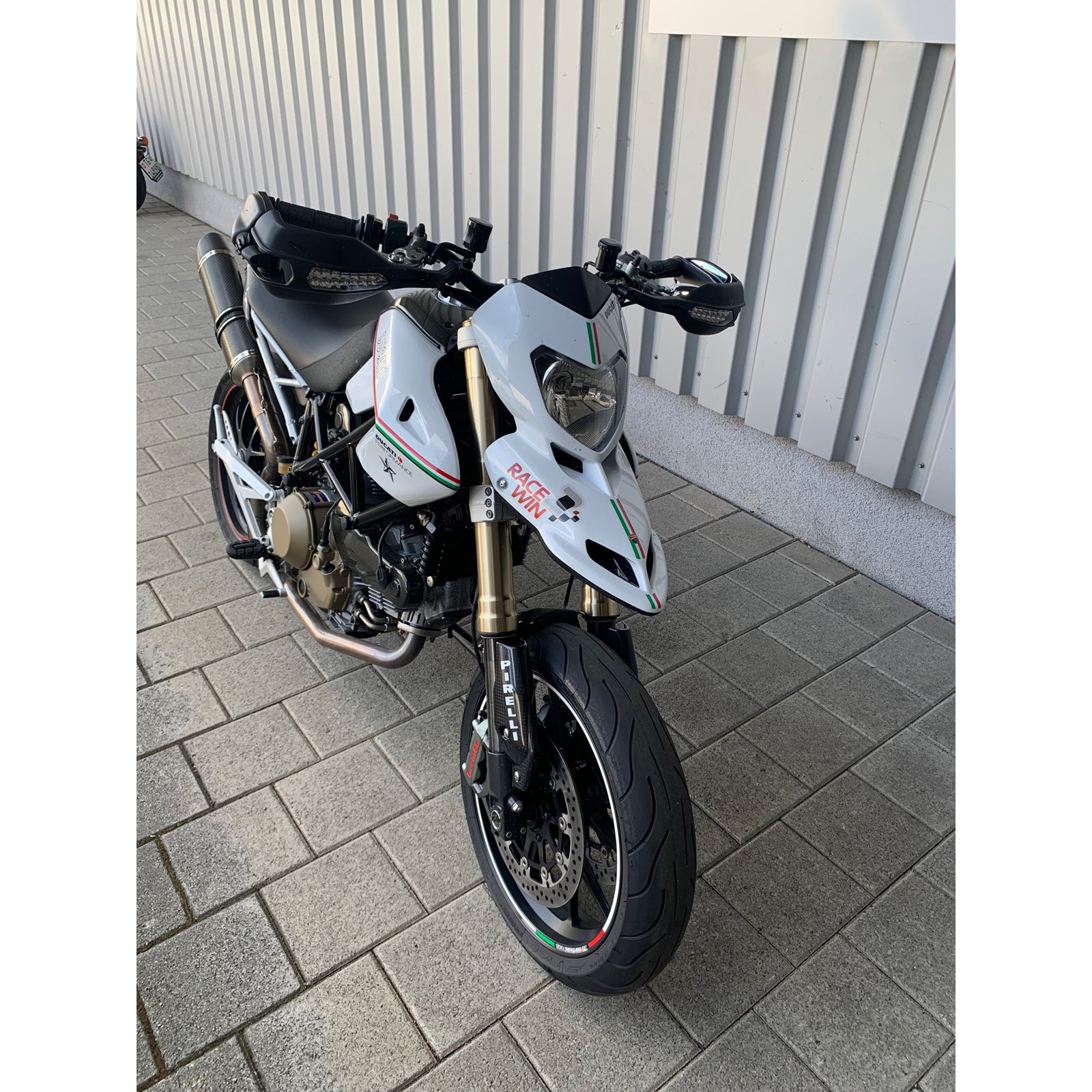 DUCATI Hypermotard 1100 Evo-image-4